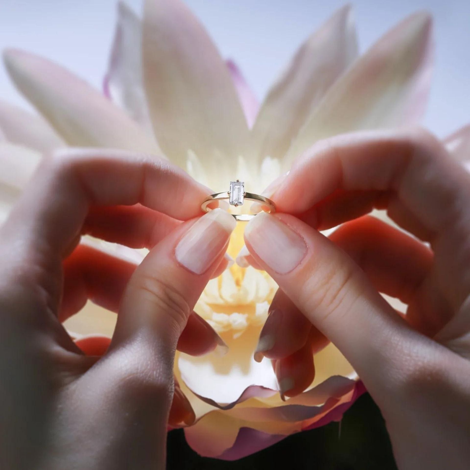 Parmaklar arasında baget kesim tektaş pırlanta yüzük