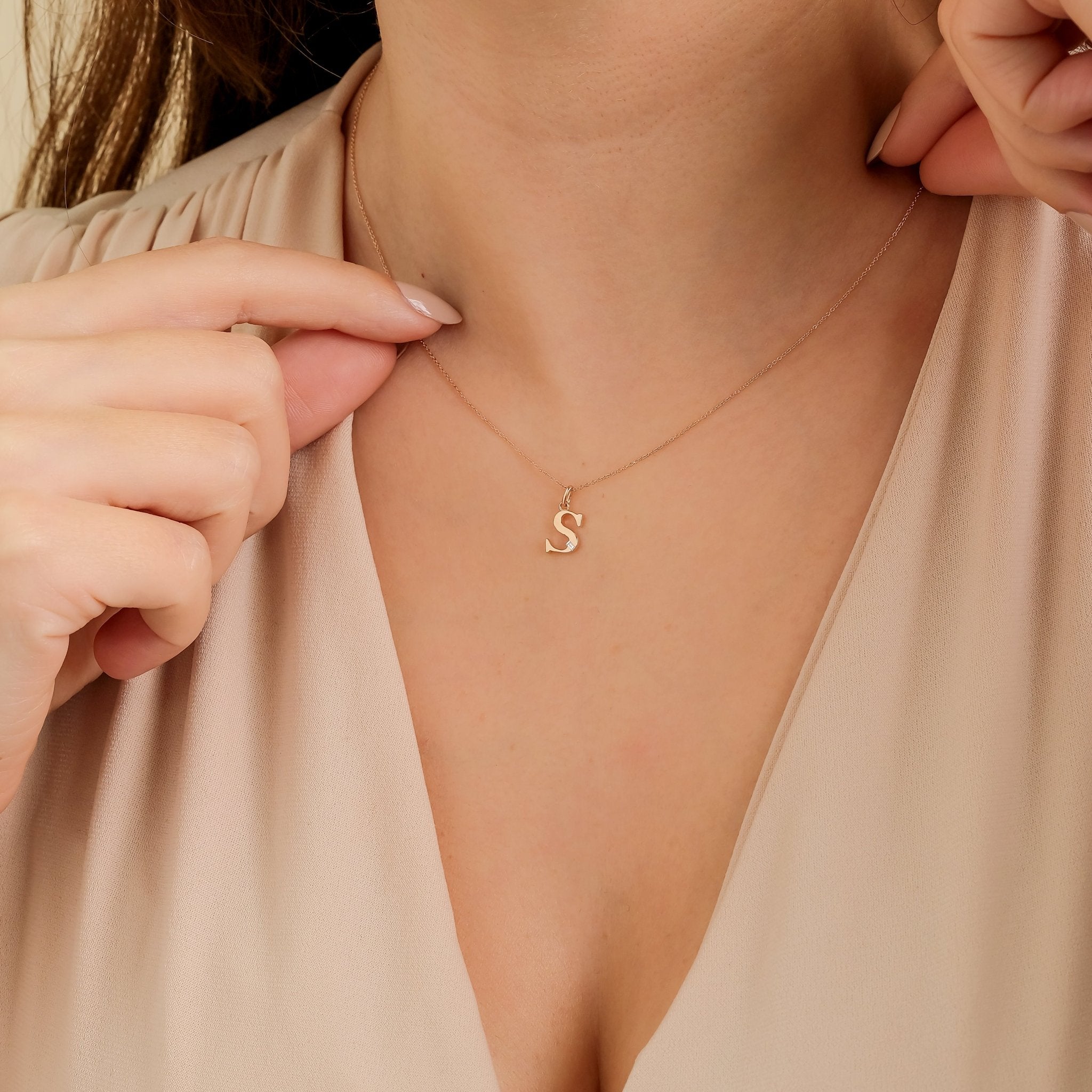 0.04 Karat Baget Pırlanta Harfli Kolye - RNF0949 | Pırlanta Kolye | Ronaff Pırlanta | Tektaş Yüzük, Pırlanta Yüzük, Kolye, Küpe