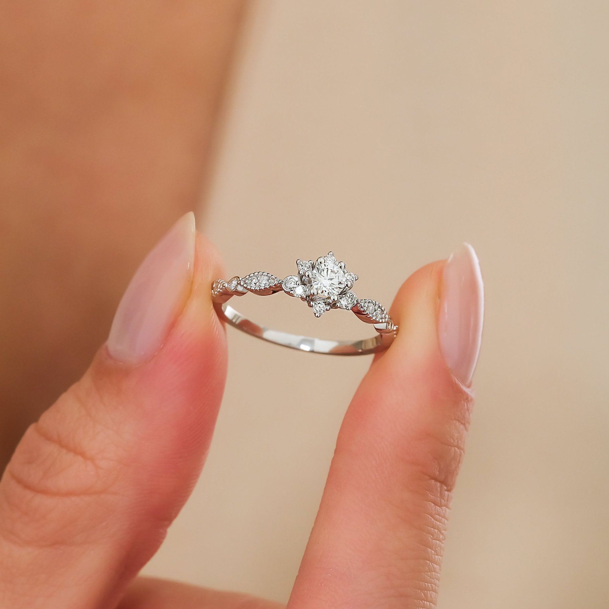 0.20 Karat Yuvarlak Merkez & 0.12 Karat Kenar Pırlanta Lotus Yüzük - RNF0918 | Tektaş Yüzükler | Ronaff Pırlanta | Tektaş Yüzük, Pırlanta Yüzük, Kolye, Küpe