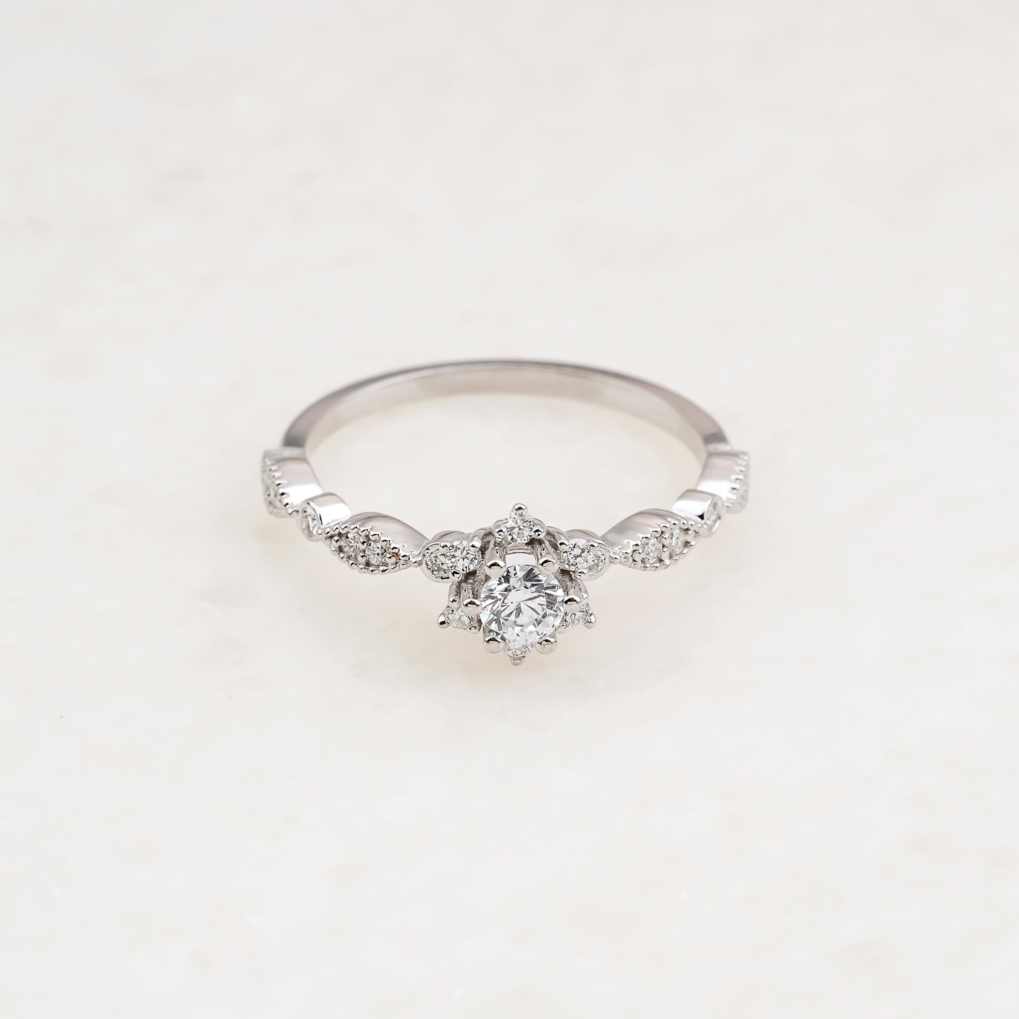 0.20 Karat Yuvarlak Merkez & 0.12 Karat Kenar Pırlanta Lotus Yüzük - RNF0918 | Tektaş Yüzükler | Ronaff Pırlanta | Tektaş Yüzük, Pırlanta Yüzük, Kolye, Küpe