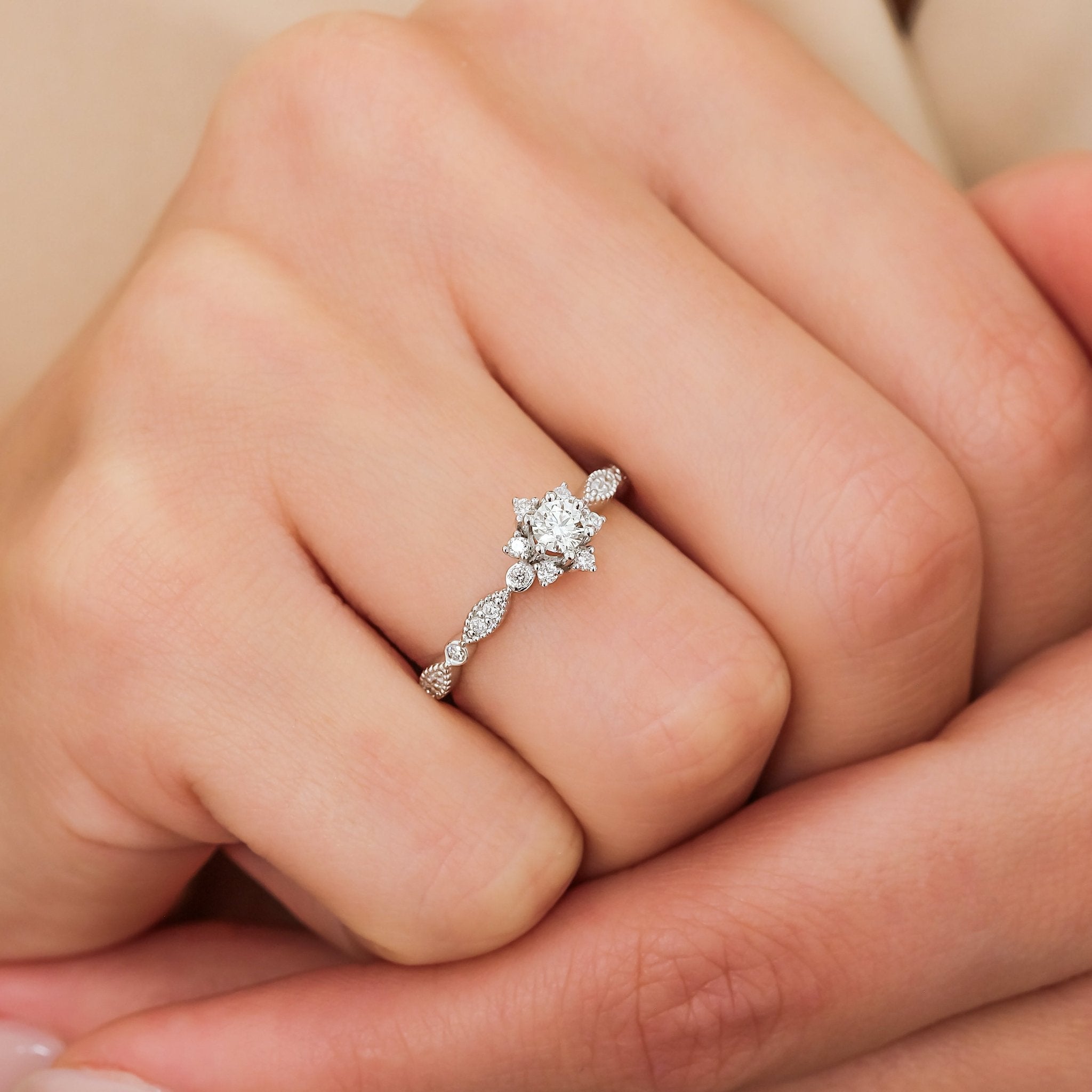 0.20 Karat Yuvarlak Merkez & 0.12 Karat Kenar Pırlanta Lotus Yüzük - RNF0918 | Tektaş Yüzükler | Ronaff Pırlanta | Tektaş Yüzük, Pırlanta Yüzük, Kolye, Küpe