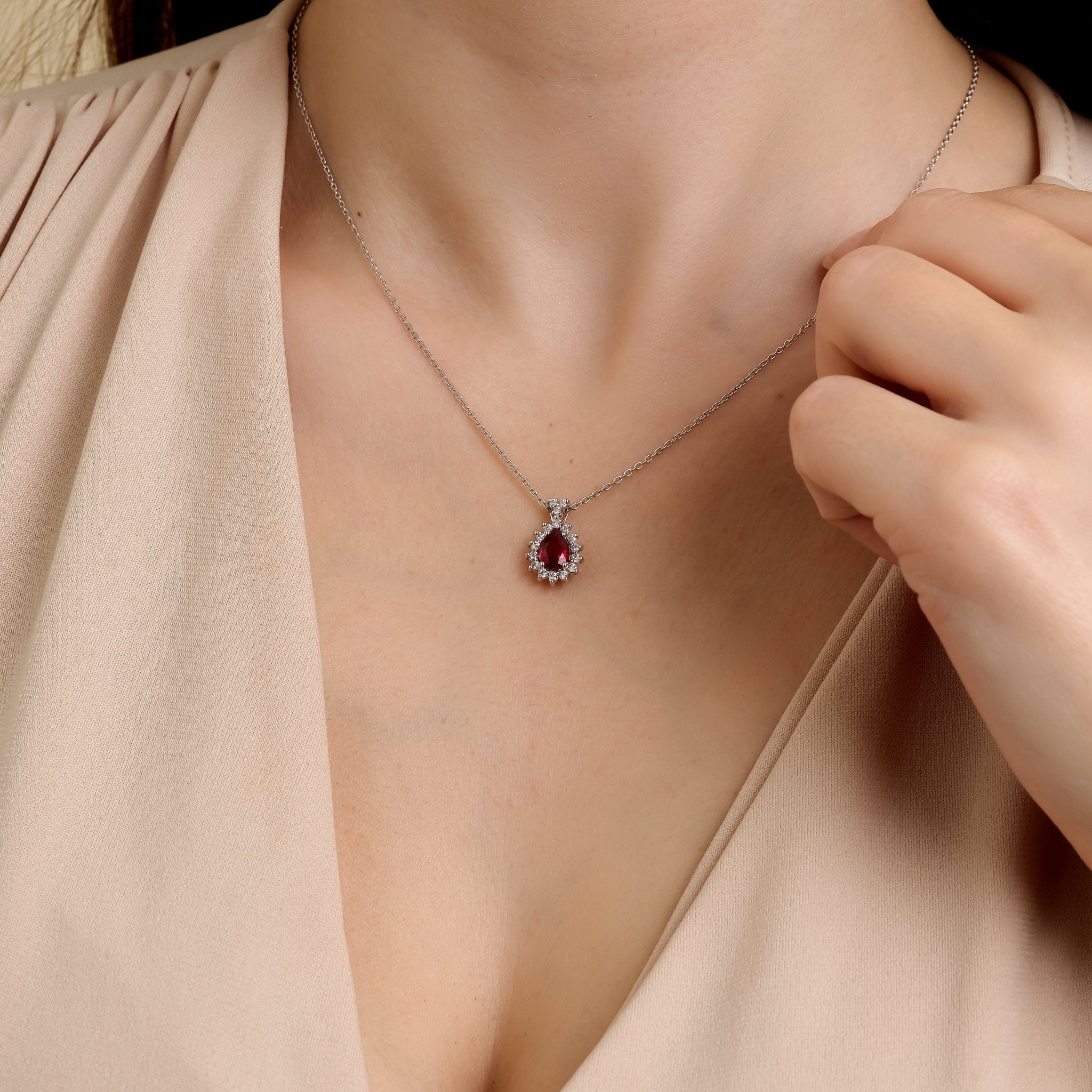 0.80 Karat Damla Yakut & 0.17 Karat Yuvarlak Kesim Pırlanta Kolye - RNF1030 | Renkli Taşlı Kolyeler | Ronaff Pırlanta | Tektaş Yüzük, Pırlanta Yüzük, Kolye, Küpe