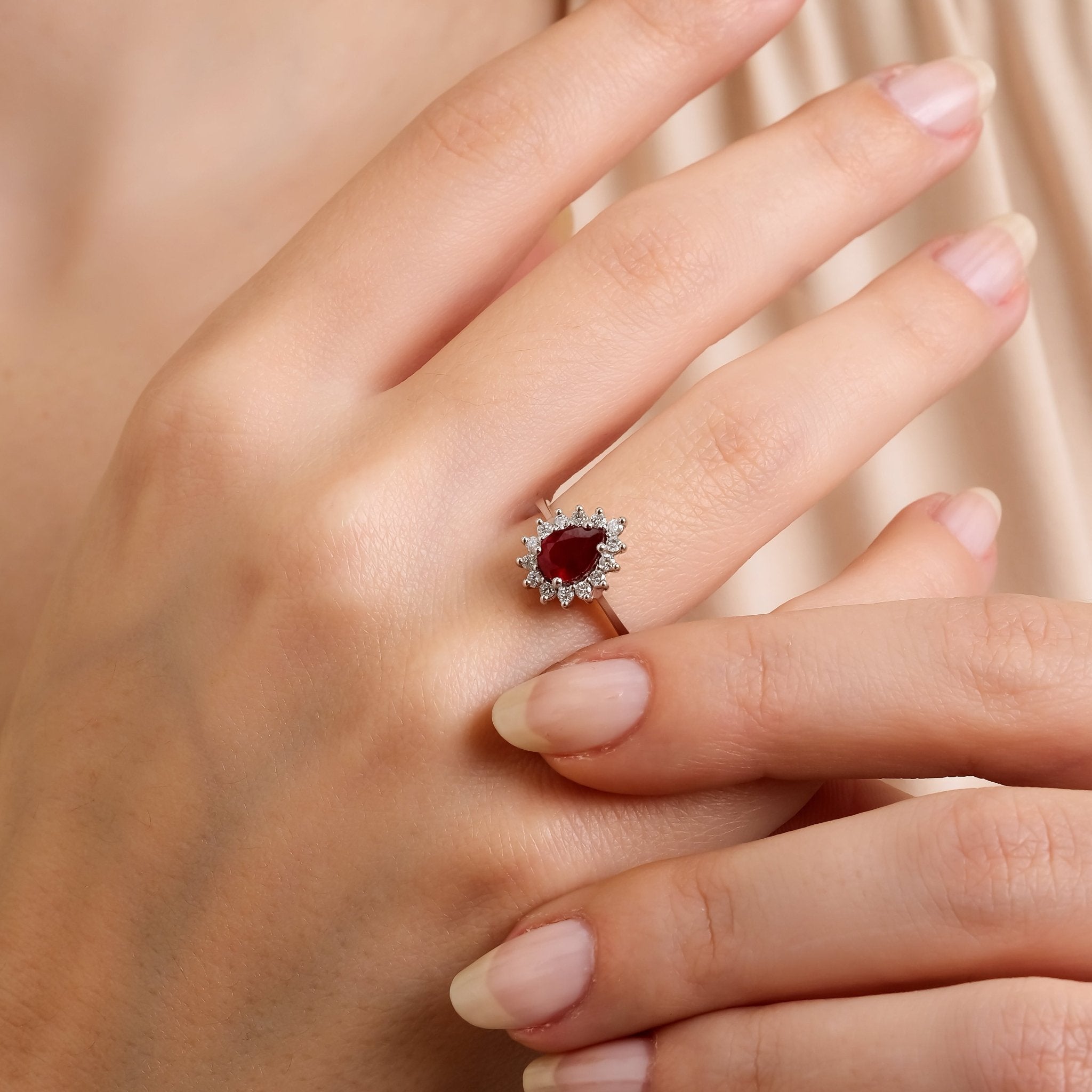 0.80 Karat Damla Yakut & 0.17 Karat Yuvarlak Kesim Pırlanta Yüzük - RNF1031 | Renkli Taşlı Yüzükler | Ronaff Pırlanta | Tektaş Yüzük, Pırlanta Yüzük, Kolye, Küpe