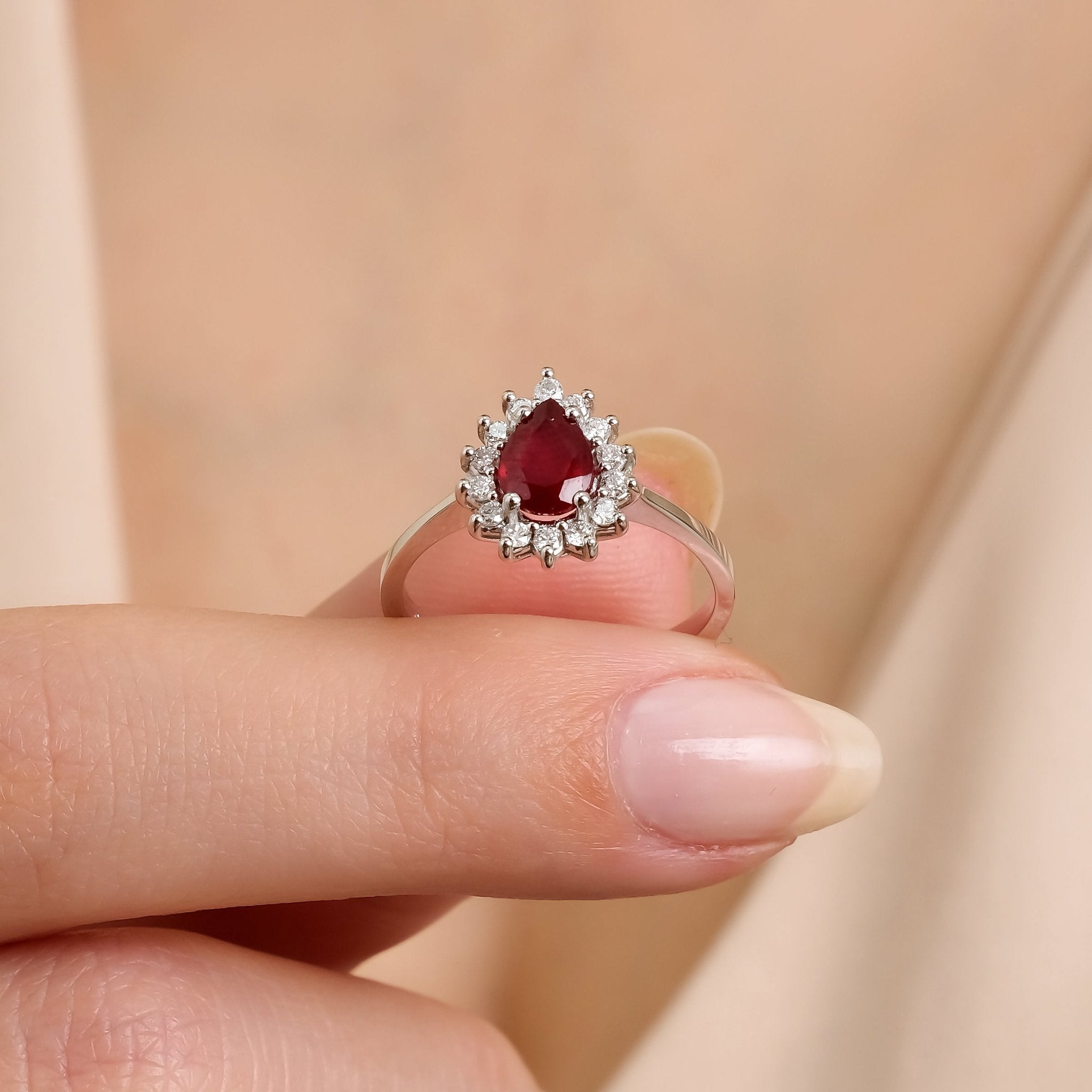 0.80 Karat Damla Yakut & 0.17 Karat Yuvarlak Kesim Pırlanta Yüzük - RNF1031 | Renkli Taşlı Yüzükler | Ronaff Pırlanta | Tektaş Yüzük, Pırlanta Yüzük, Kolye, Küpe