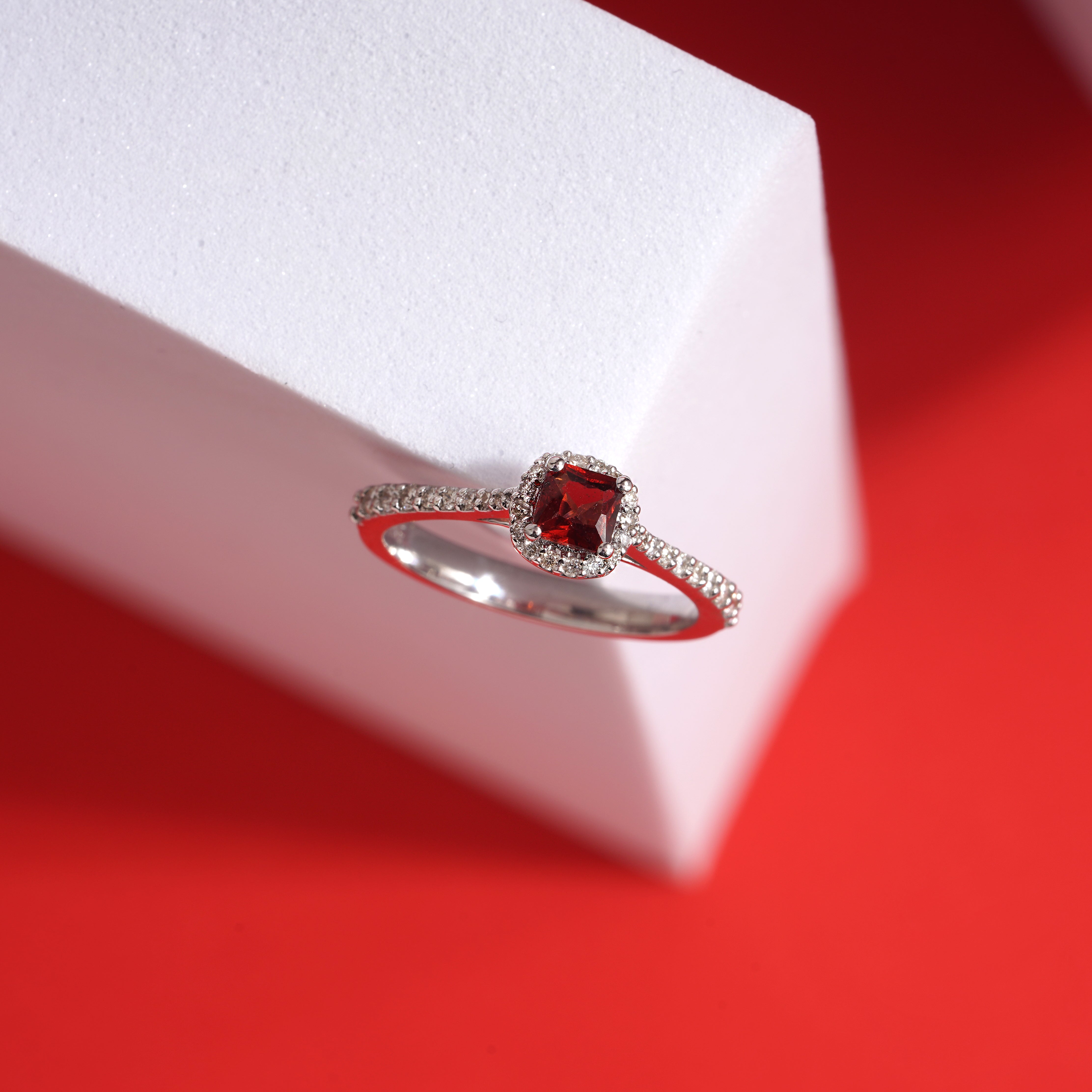 0.40 Karat Baget Yakut & 0.20 Karat Yuvarlak Kesim Pırlanta Yüzük-RNF1388 | Renkli Taşlı Yüzükler | Ronaff Pırlanta | Tektaş Yüzük, Pırlanta Yüzük, Kolye, Küpe