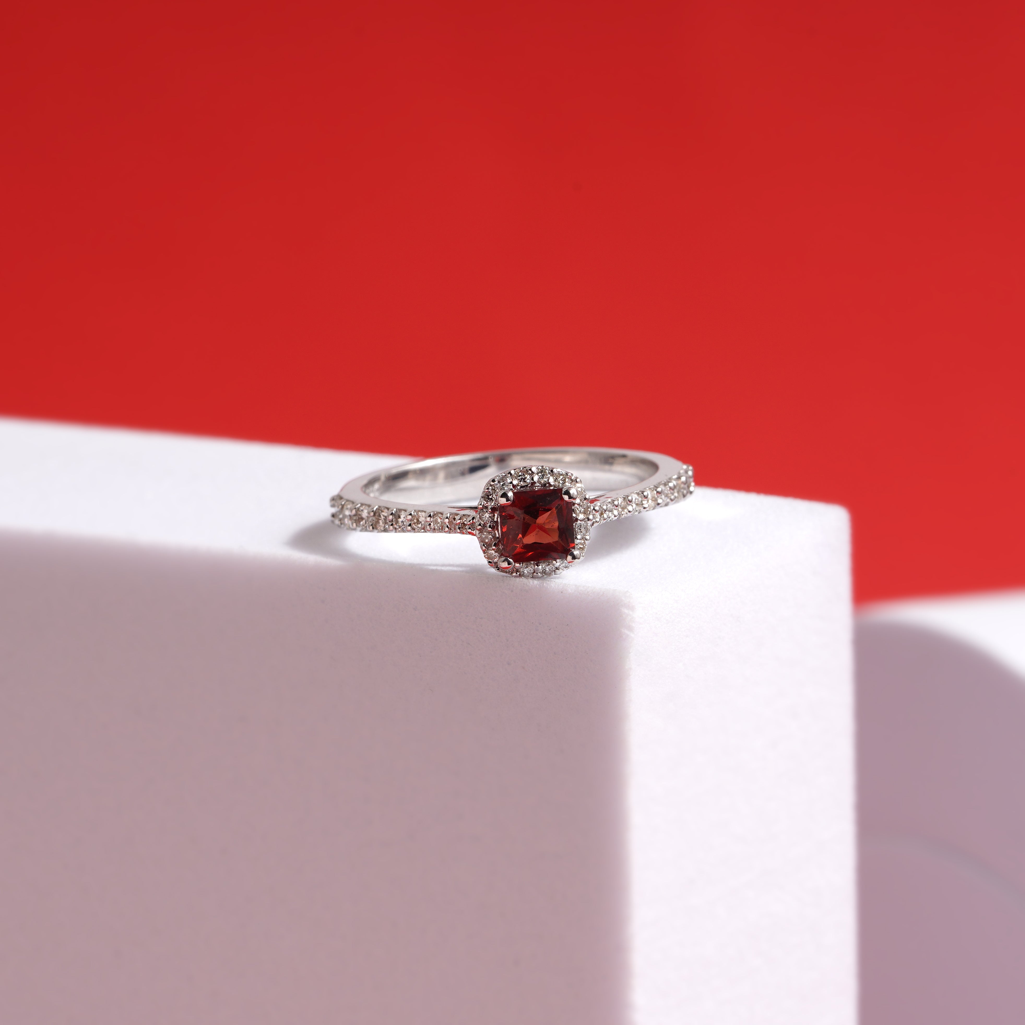 0.40 Karat Baget Yakut & 0.20 Karat Yuvarlak Kesim Pırlanta Yüzük-RNF1388 | Renkli Taşlı Yüzükler | Ronaff Pırlanta | Tektaş Yüzük, Pırlanta Yüzük, Kolye, Küpe