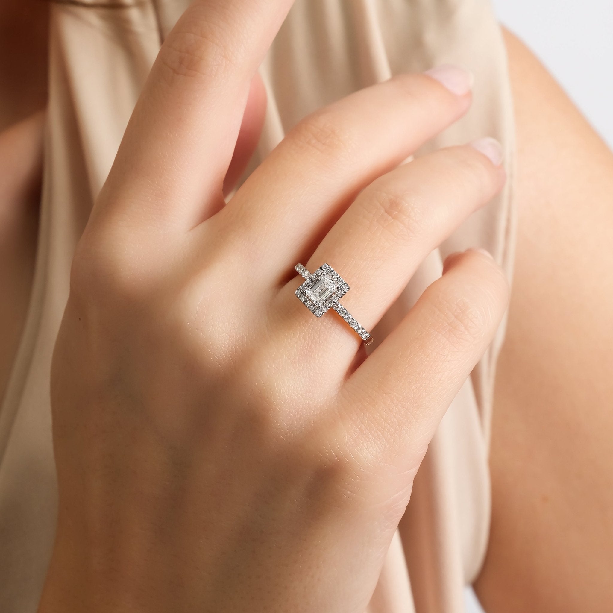 0.40 Karat Baget Merkez & 0.20 Karat Kenar Tektaş Pırlanta Yüzük - RNF1023 | Pırlanta Yüzük | Ronaff Pırlanta | Tektaş Yüzük, Pırlanta Yüzük, Kolye, Küpe