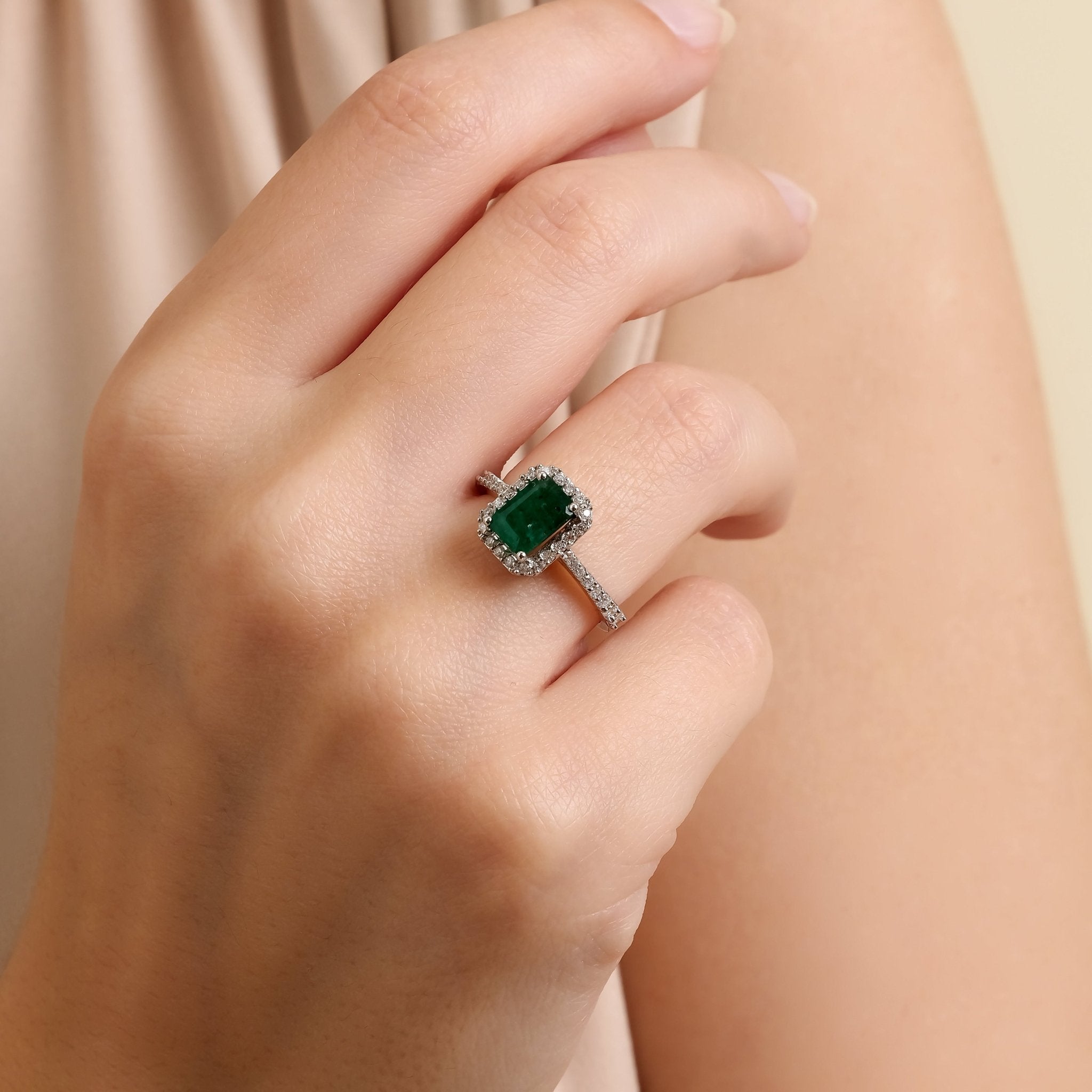 1.80 Karat Baget Zümrüt & 0.30 Karat Yuvarlak Kesim Pırlanta Yüzük - RNF1033 | Renkli Taşlı Kolyeler | Ronaff Pırlanta | Tektaş Yüzük, Pırlanta Yüzük, Kolye, Küpe