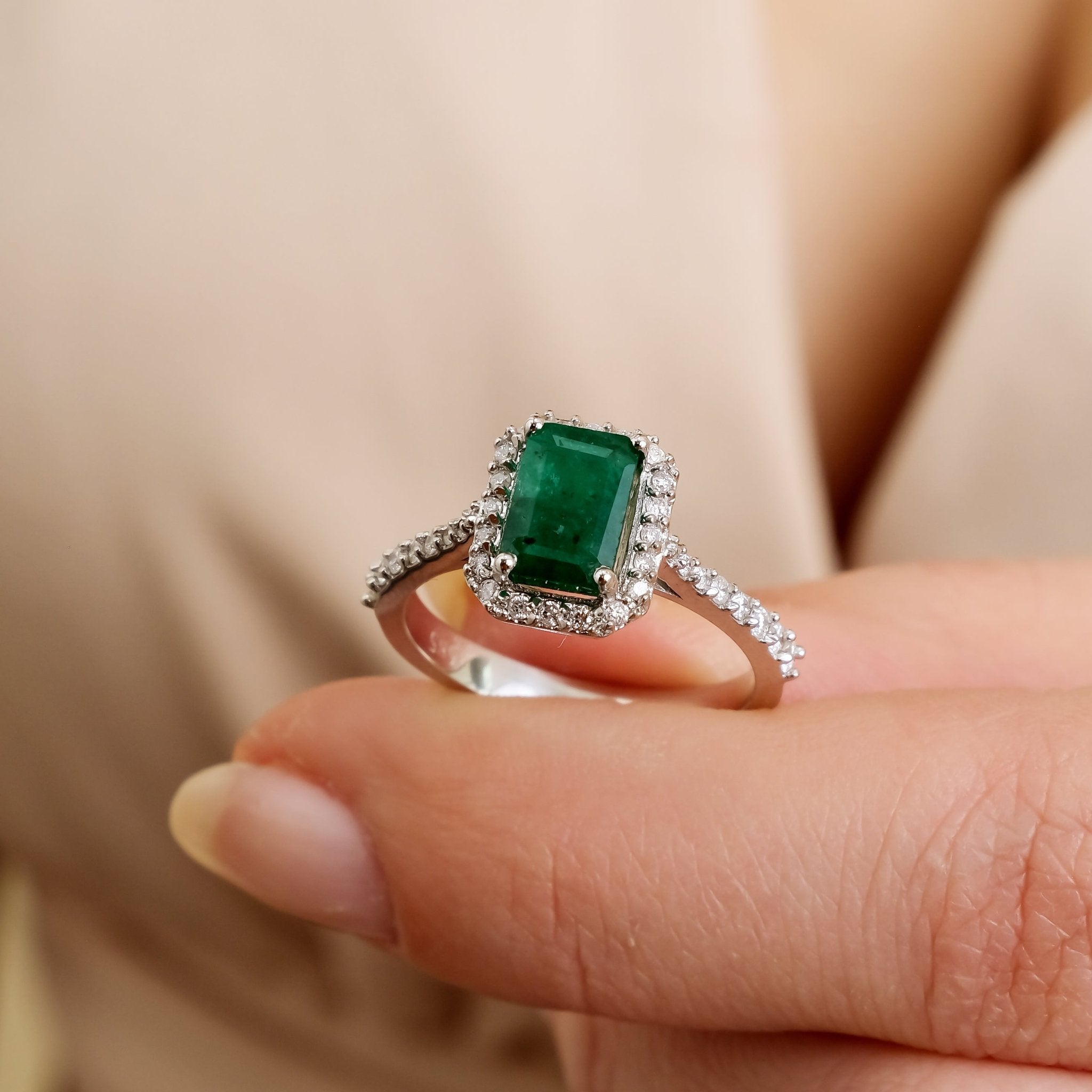 1.80 Karat Baget Zümrüt & 0.30 Karat Yuvarlak Kesim Pırlanta Yüzük - RNF1033 | Renkli Taşlı Kolyeler | Ronaff Pırlanta | Tektaş Yüzük, Pırlanta Yüzük, Kolye, Küpe