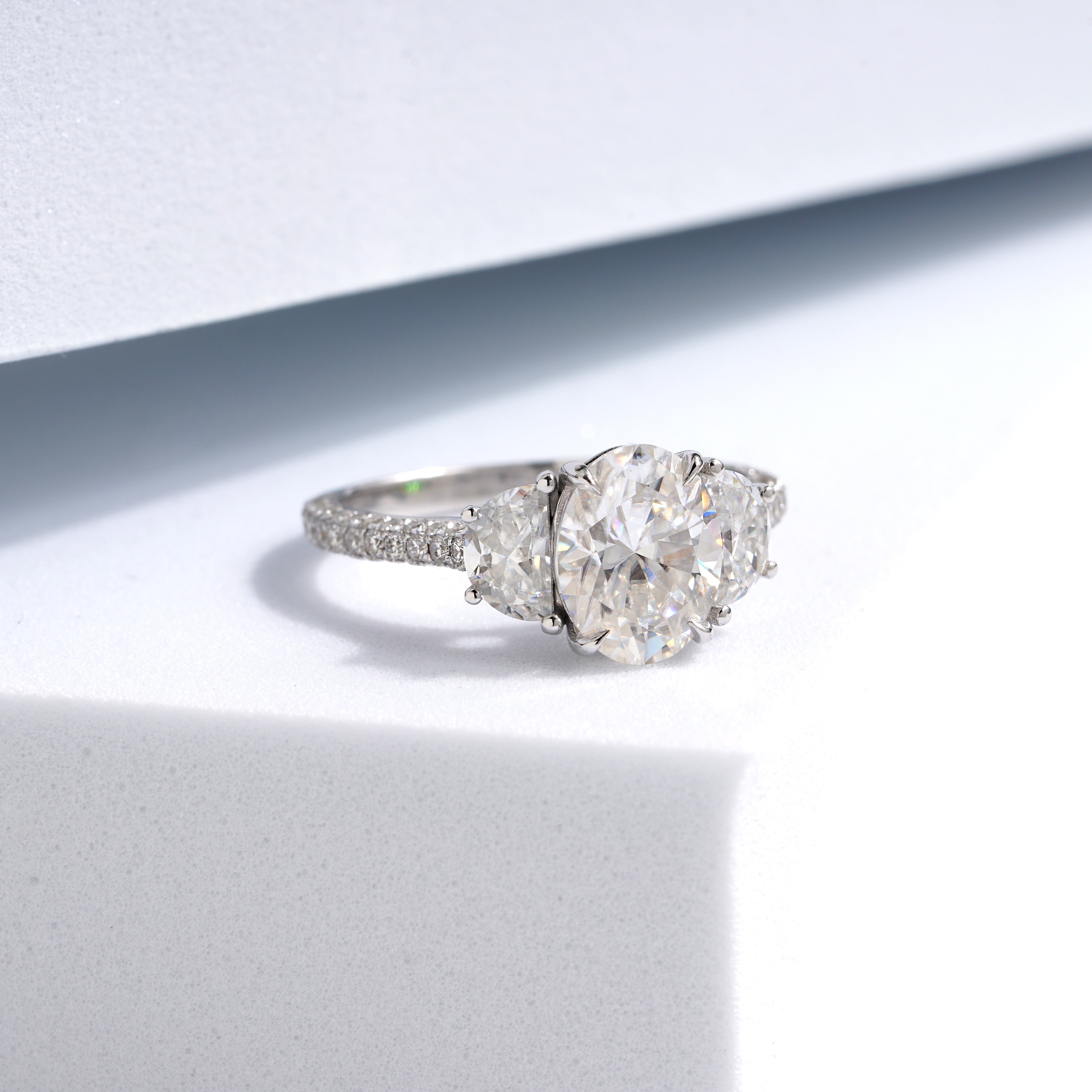 1.50 Karat Oval Merkez & 0.60 Karat Oval Yan & 0.40 Karat Yuvarlak Kenar Pırlanta Tektaş Yüzük - RNF0869 | Tektaş Pırlanta | Ronaff Pırlanta | Tektaş Yüzük, Pırlanta Yüzük, Kolye, Küpe