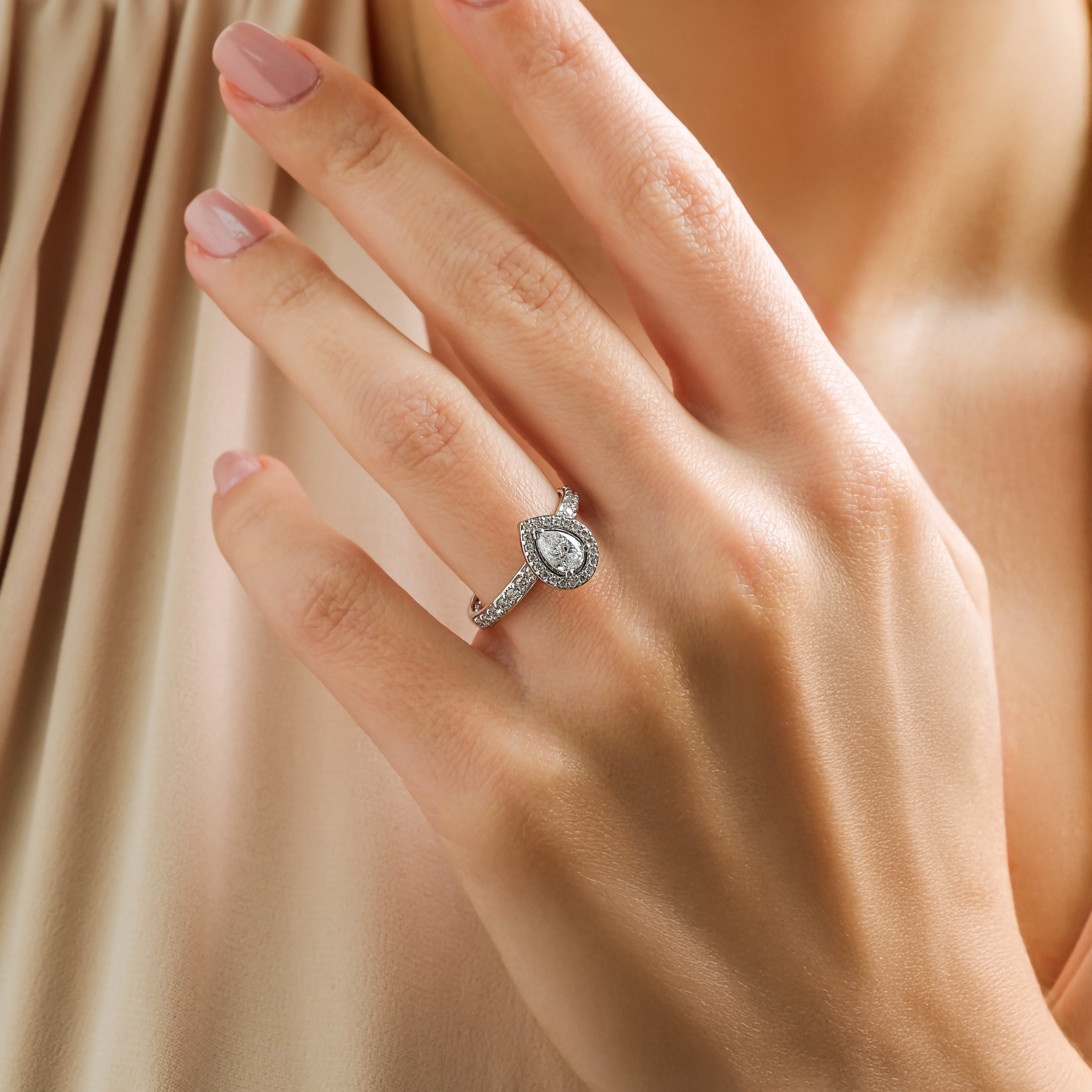 0.40 Karat Damla Kesim & 0.20 Karat Çevre Pırlanta GIA/HRD Sertifikalı Tektaş Yüzük-RNF1365 | Pırlanta Yüzük | Ronaff Pırlanta | Tektaş Yüzük, Pırlanta Yüzük, Kolye, Küpe