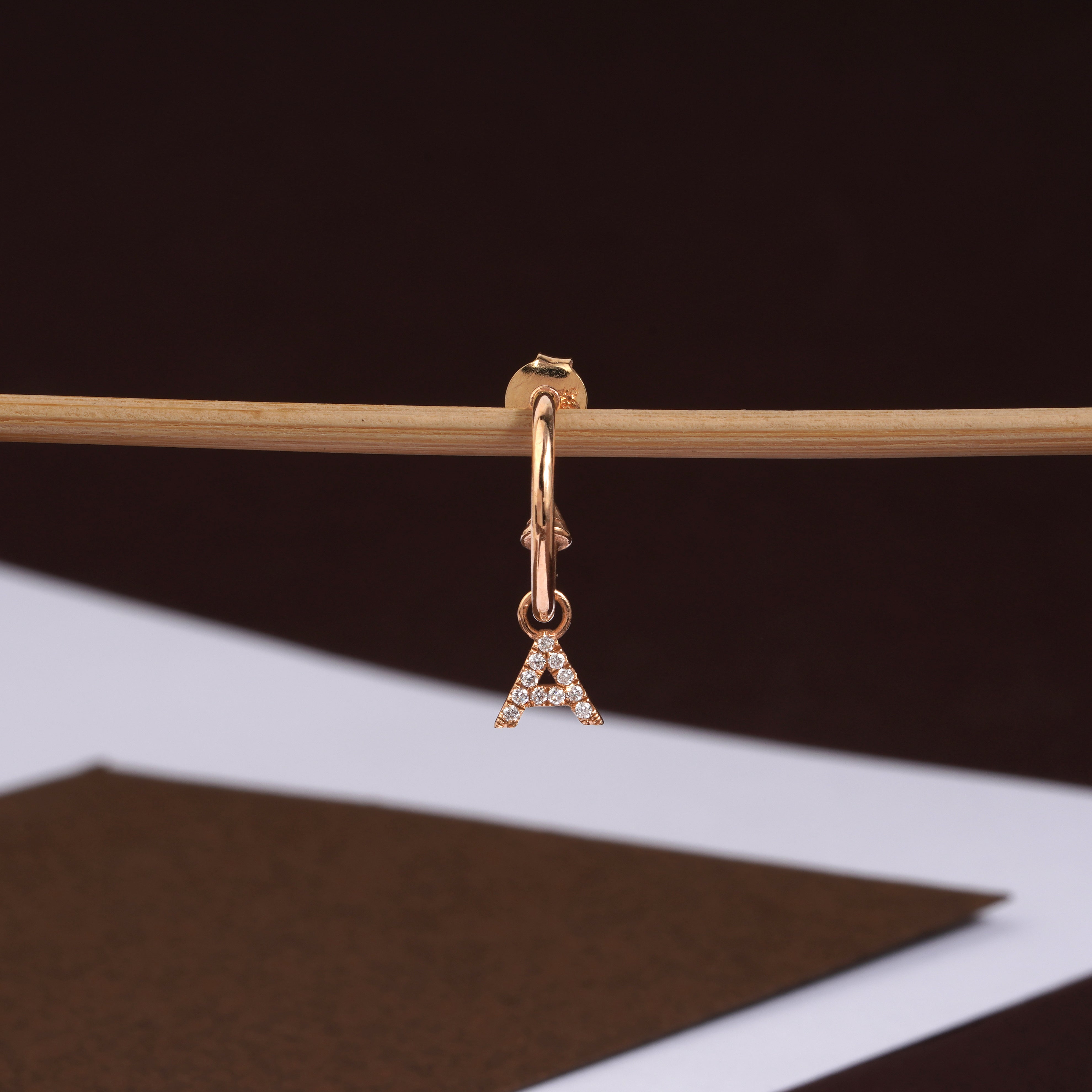 0.10 Karat Kişiye Özel Tasarım Pırlantalı Harf Tek Küpe- RNF1391 | Pırlanta Küpe | Ronaff Pırlanta | Tektaş Yüzük, Pırlanta Yüzük, Kolye, Küpe