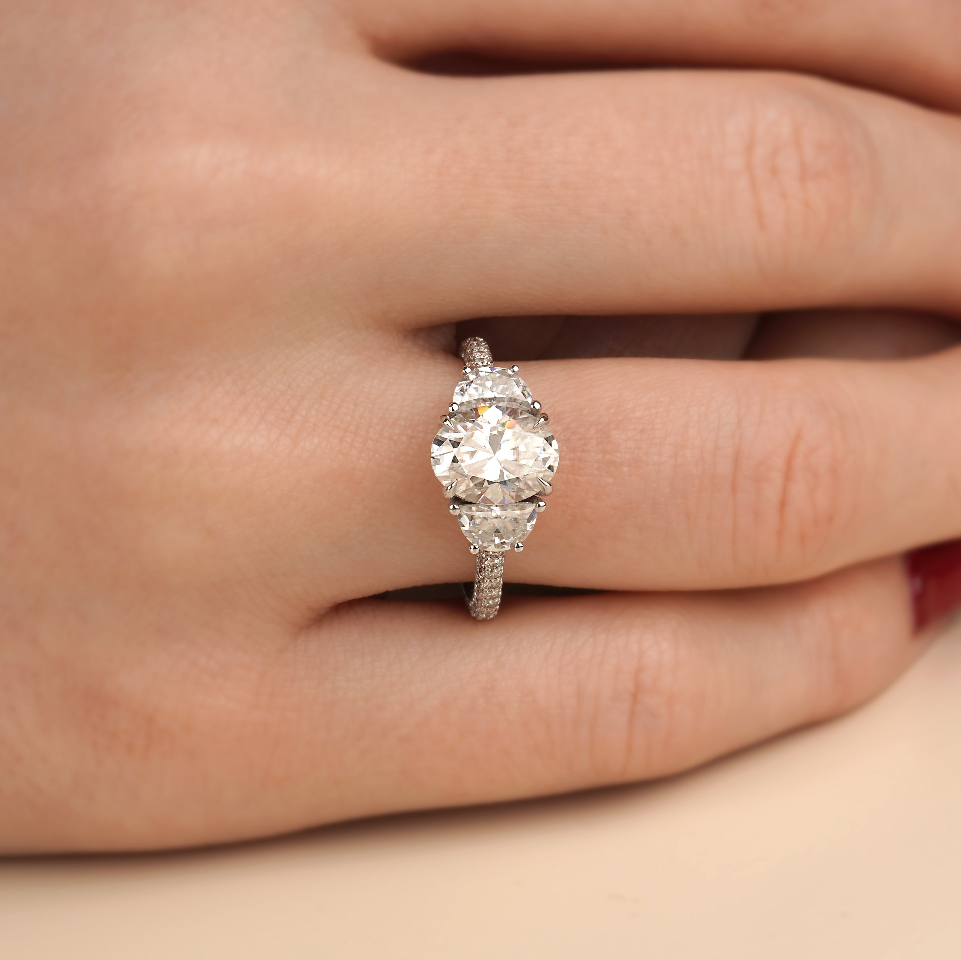 1.50 Karat Oval Merkez & 0.60 Karat Oval Yan & 0.40 Karat Yuvarlak Kenar Pırlanta Tektaş Yüzük - RNF0869 | Tektaş Pırlanta | Ronaff Pırlanta | Tektaş Yüzük, Pırlanta Yüzük, Kolye, Küpe