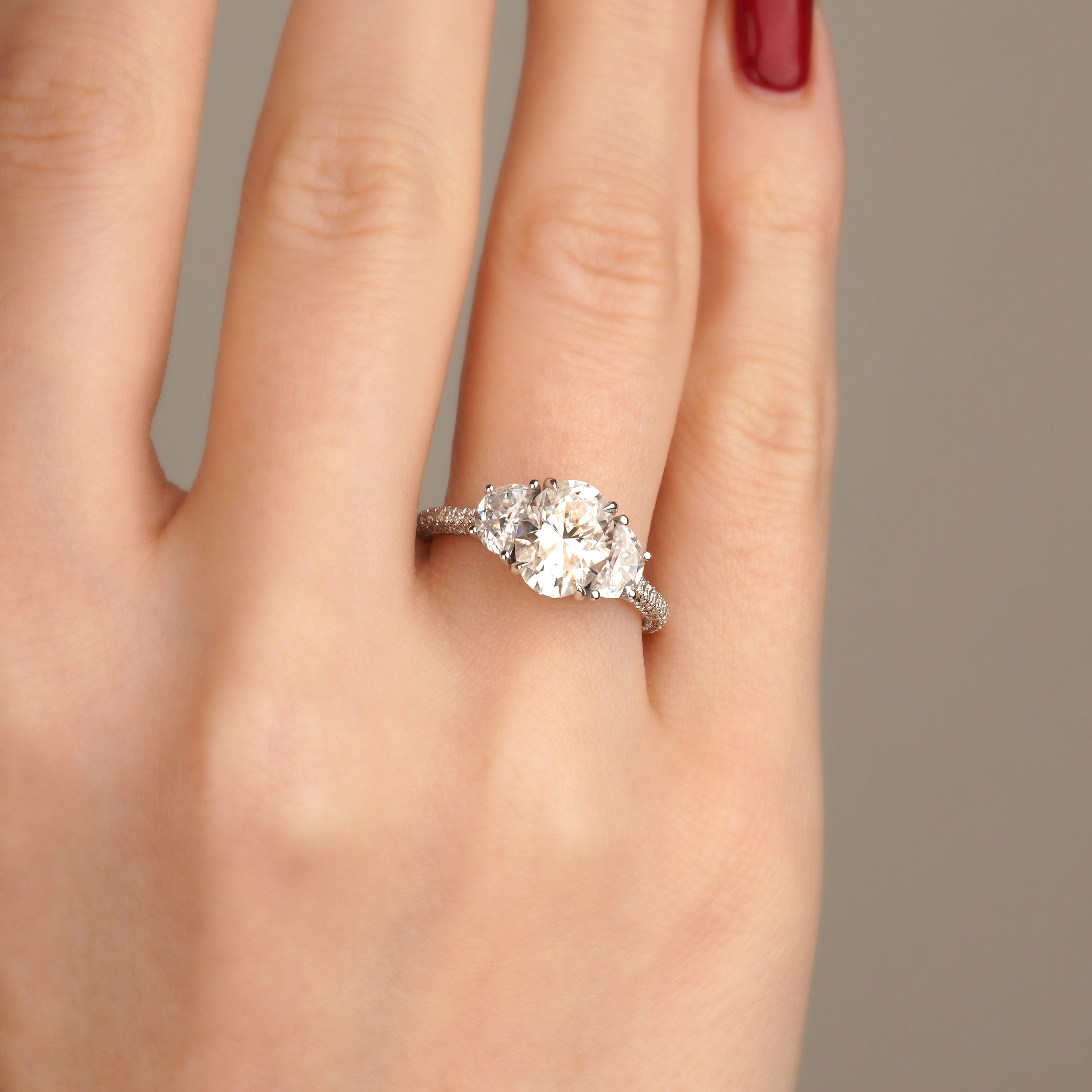 1.50 Karat Oval Merkez & 0.60 Karat Oval Yan & 0.40 Karat Yuvarlak Kenar Pırlanta Tektaş Yüzük - RNF0869 | Tektaş Pırlanta | Ronaff Pırlanta | Tektaş Yüzük, Pırlanta Yüzük, Kolye, Küpe