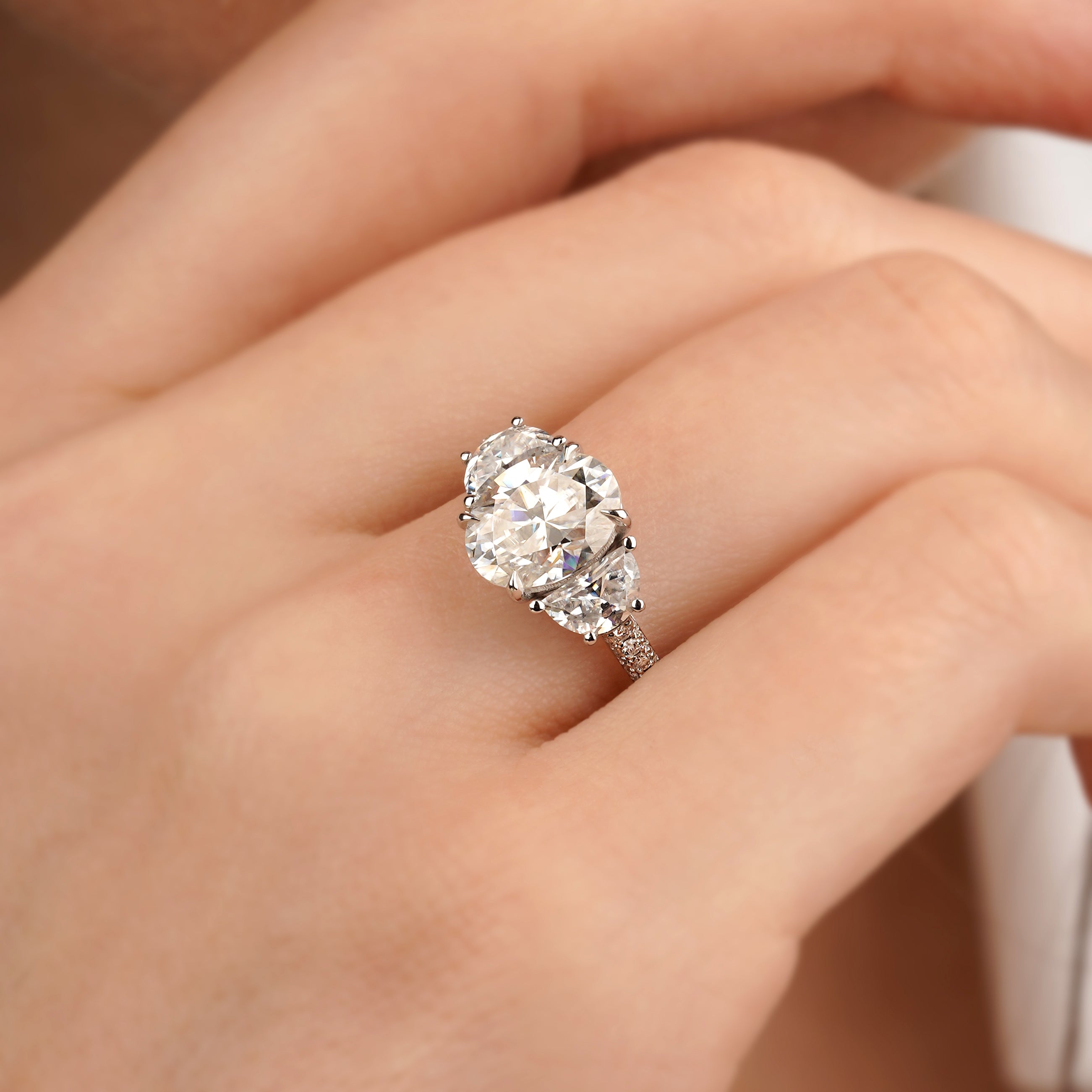 1.50 Karat Oval Merkez & 0.60 Karat Oval Yan & 0.40 Karat Yuvarlak Kenar Pırlanta Tektaş Yüzük - RNF0869 | Tektaş Pırlanta | Ronaff Pırlanta | Tektaş Yüzük, Pırlanta Yüzük, Kolye, Küpe