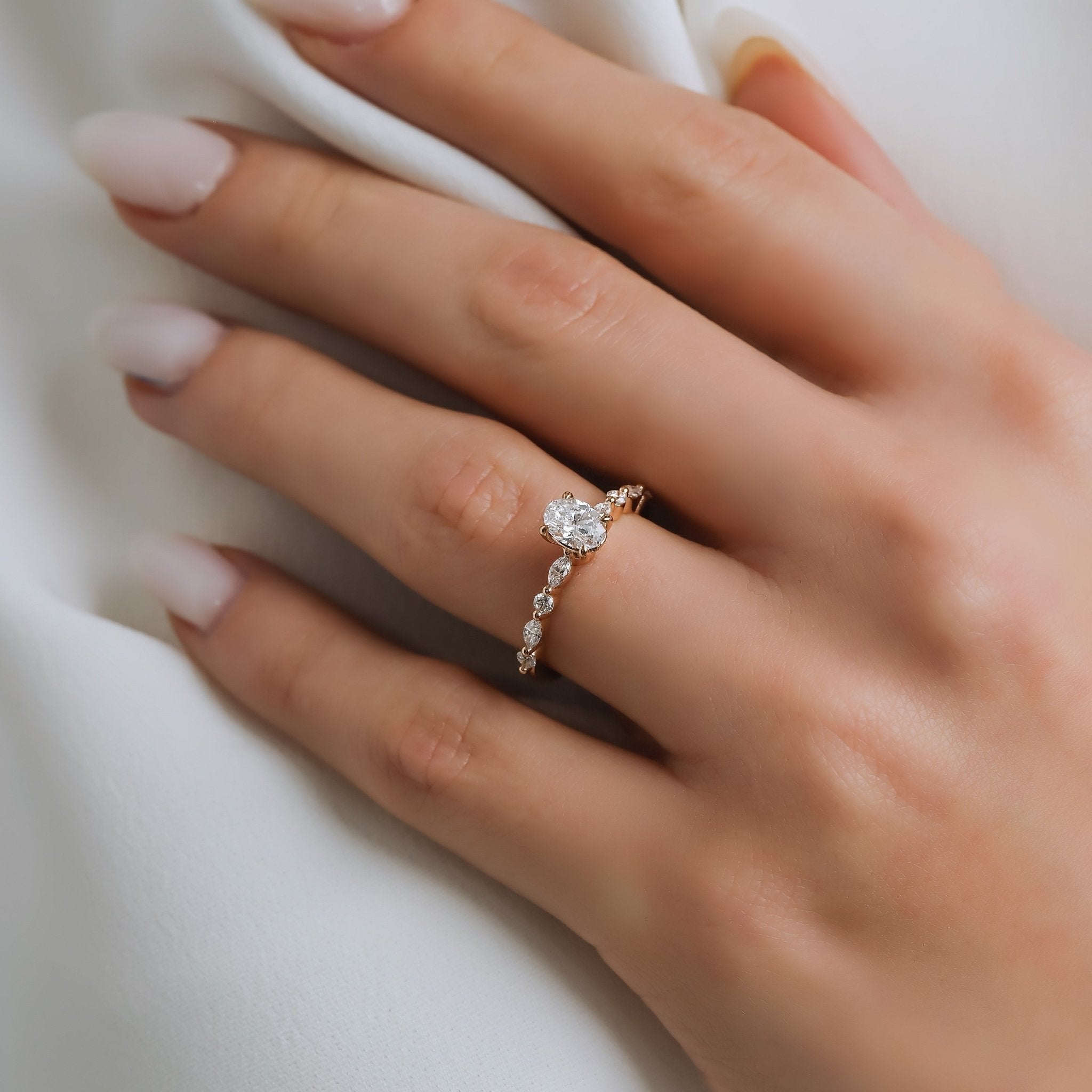 0.70 Karat Oval Kesim & 0.30 Karat Markiz Kesim & 0.12 Karat Yuvarlak Kesim GIA/HRD Sertifikalı Tektaş Pırlanta Markiz Kollu Yüzük - RNF0767 | Pırlanta Yüzük | Ronaff Pırlanta | Tektaş Yüzük, Pırlanta Yüzük, Kolye, Küpe