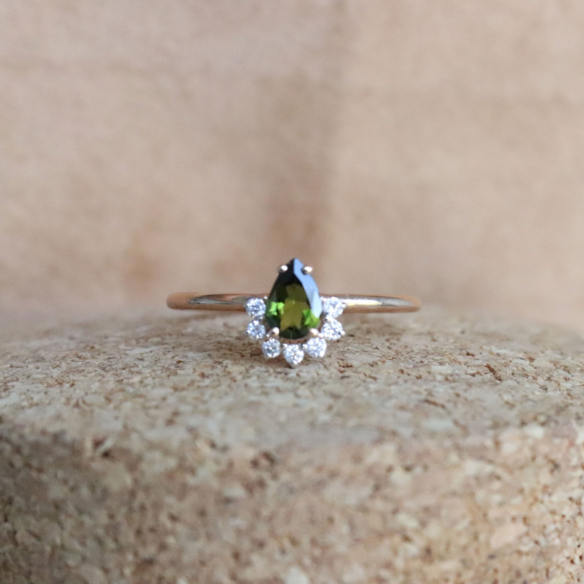 0.40 Karat Damla Peridot Pırlantalı Yüzük - RNF0306 | Renkli Taşlı Yüzükler | Ronaff Pırlanta | Tektaş Yüzük, Pırlanta Yüzük, Kolye, Küpe
