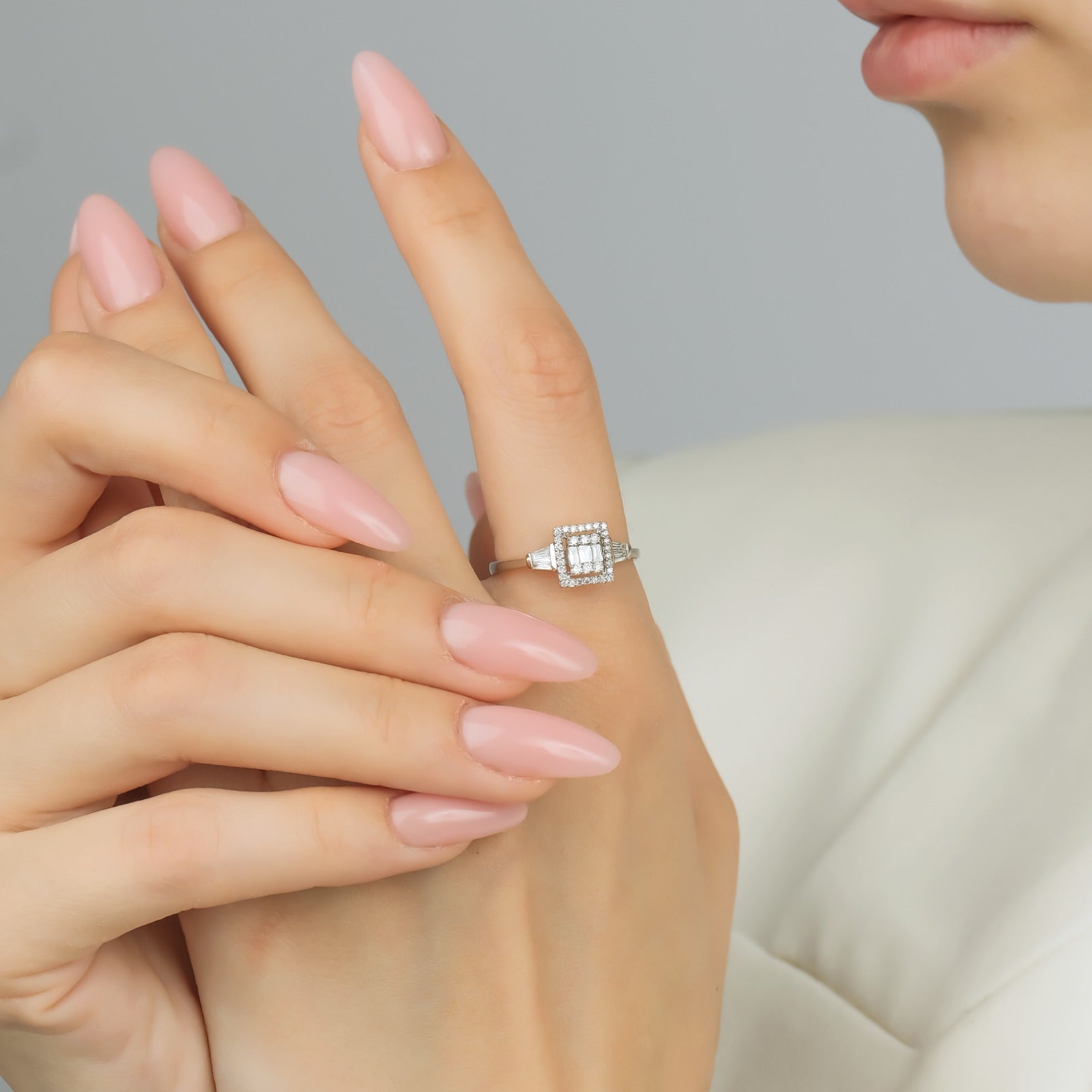 0.26 Karat Yuvarlak Kesim & 0.21 Karat Baget Kesim Pırlanta Tektaş Yüzük - RNF0753 | Pırlanta Yüzük | Ronaff Pırlanta | Tektaş Yüzük, Pırlanta Yüzük, Kolye, Küpe