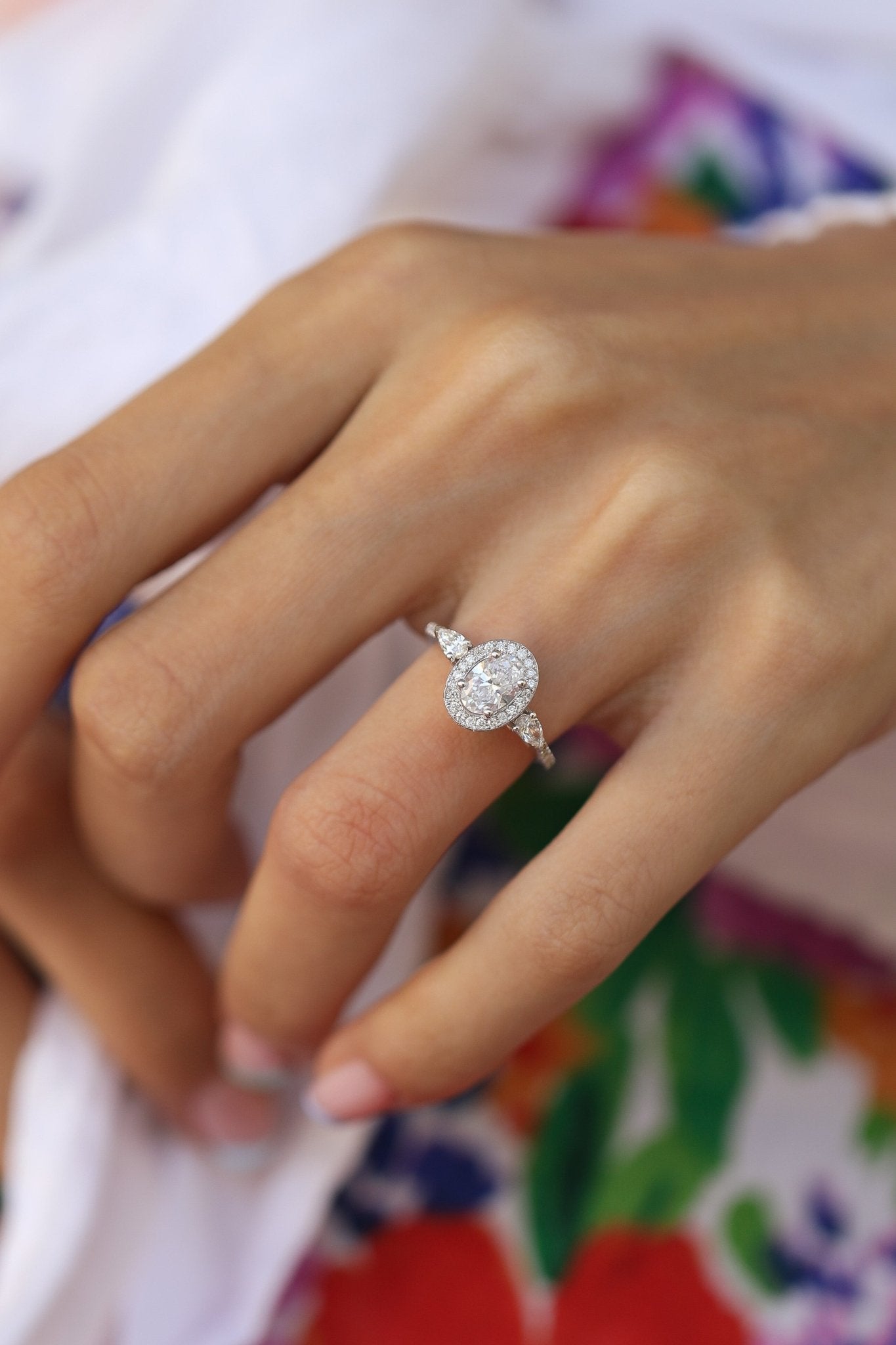 0.75 Karat Oval Merkez & 0.50 Karat Yuvarlak Kesim & 0.20 Karat Damla Kesim Pırlanta GIA/HRD Sertifikalı Özel Tasarım Tektaş Teklif Yüzüğü - RNF0714 | oval | Ronaff Pırlanta | Tektaş Yüzük, Pırlanta Yüzük, Kolye, Küpe