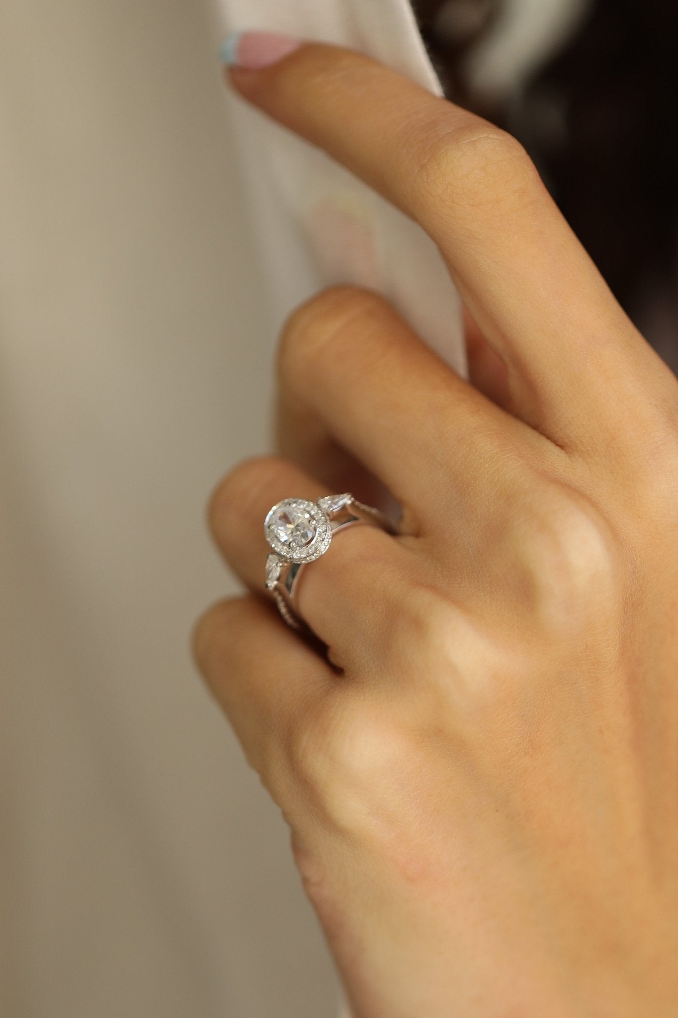 0.75 Karat Oval Merkez & 0.50 Karat Yuvarlak Kesim & 0.20 Karat Damla Kesim Pırlanta GIA/HRD Sertifikalı Özel Tasarım Tektaş Teklif Yüzüğü - RNF0714 | oval | Ronaff Pırlanta | Tektaş Yüzük, Pırlanta Yüzük, Kolye, Küpe