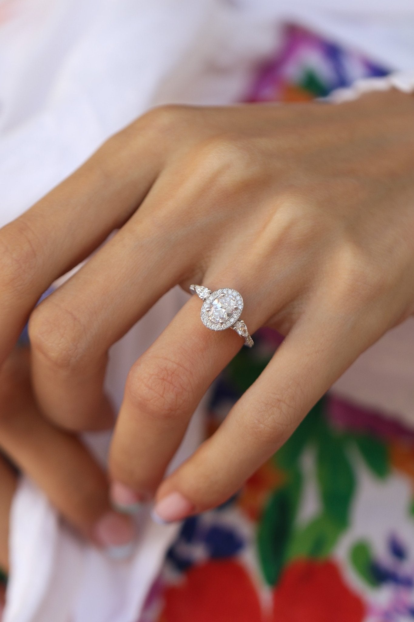 0.75 Karat Oval Merkez & 0.50 Karat Yuvarlak Kesim & 0.20 Karat Damla Kesim Pırlanta GIA/HRD Sertifikalı Özel Tasarım Tektaş Teklif Yüzüğü - RNF0714 | oval | Ronaff Pırlanta | Tektaş Yüzük, Pırlanta Yüzük, Kolye, Küpe