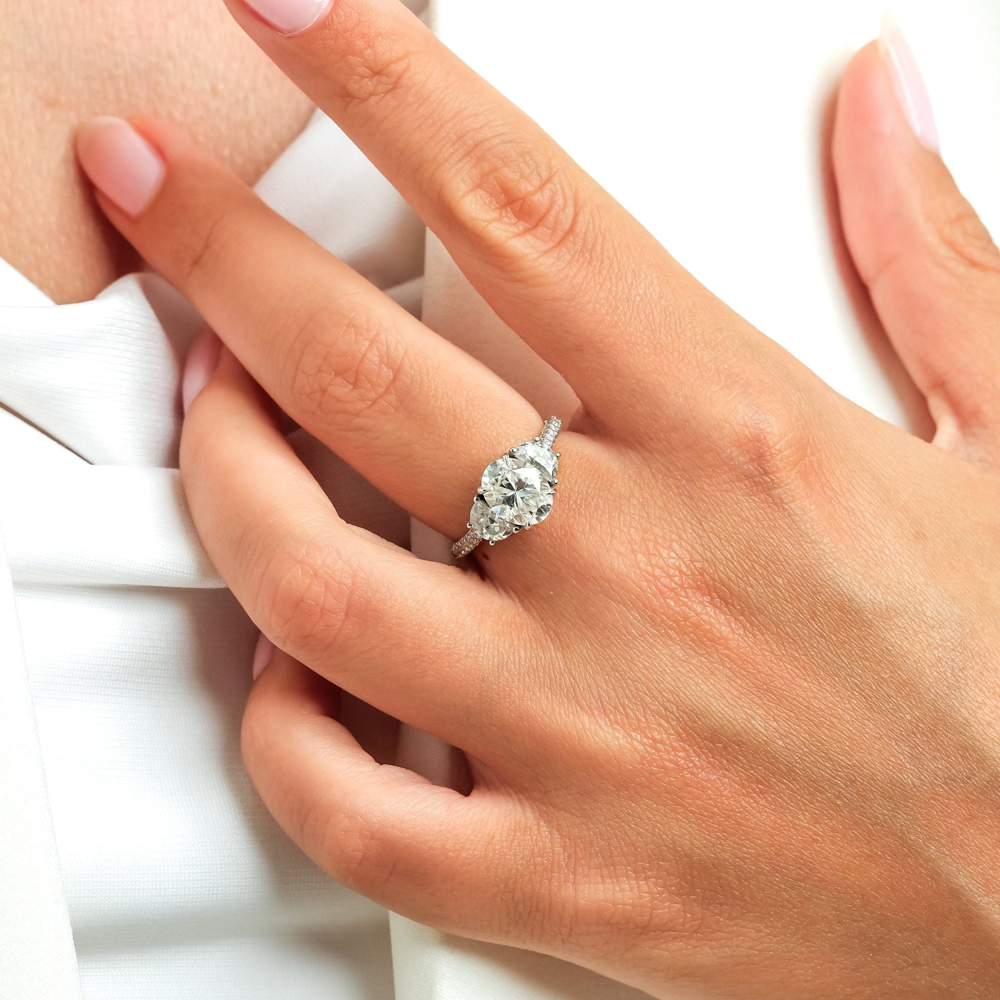 1.50 Karat Oval Merkez & 0.60 Karat Oval Yan & 0.40 Karat Yuvarlak Kenar Pırlanta Tektaş Yüzük - RNF0869 | Tektaş Pırlanta | Ronaff Pırlanta | Tektaş Yüzük, Pırlanta Yüzük, Kolye, Küpe