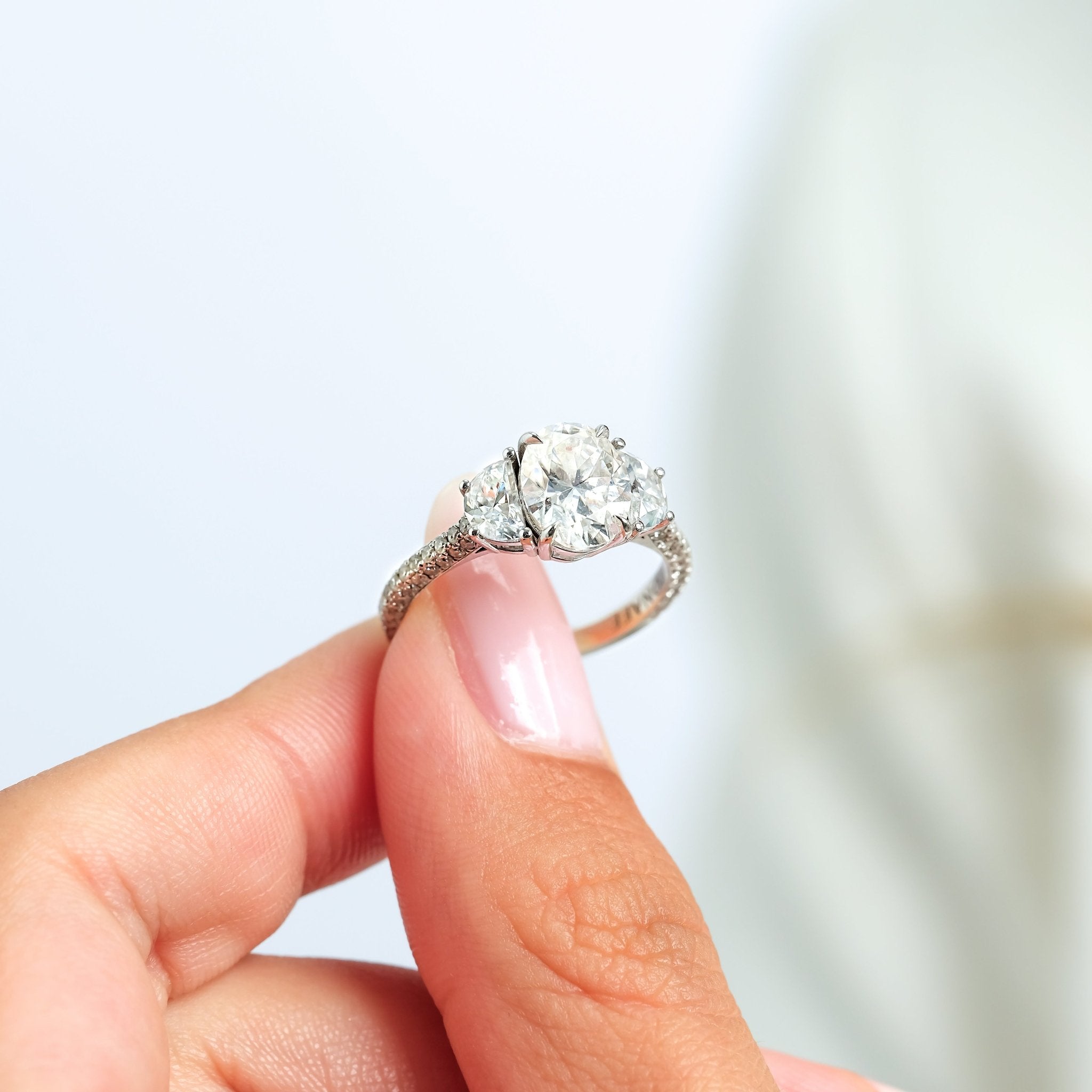 1.50 Karat Oval Merkez & 0.60 Karat Oval Yan & 0.40 Karat Yuvarlak Kenar Pırlanta Tektaş Yüzük - RNF0869 | Tektaş Pırlanta | Ronaff Pırlanta | Tektaş Yüzük, Pırlanta Yüzük, Kolye, Küpe