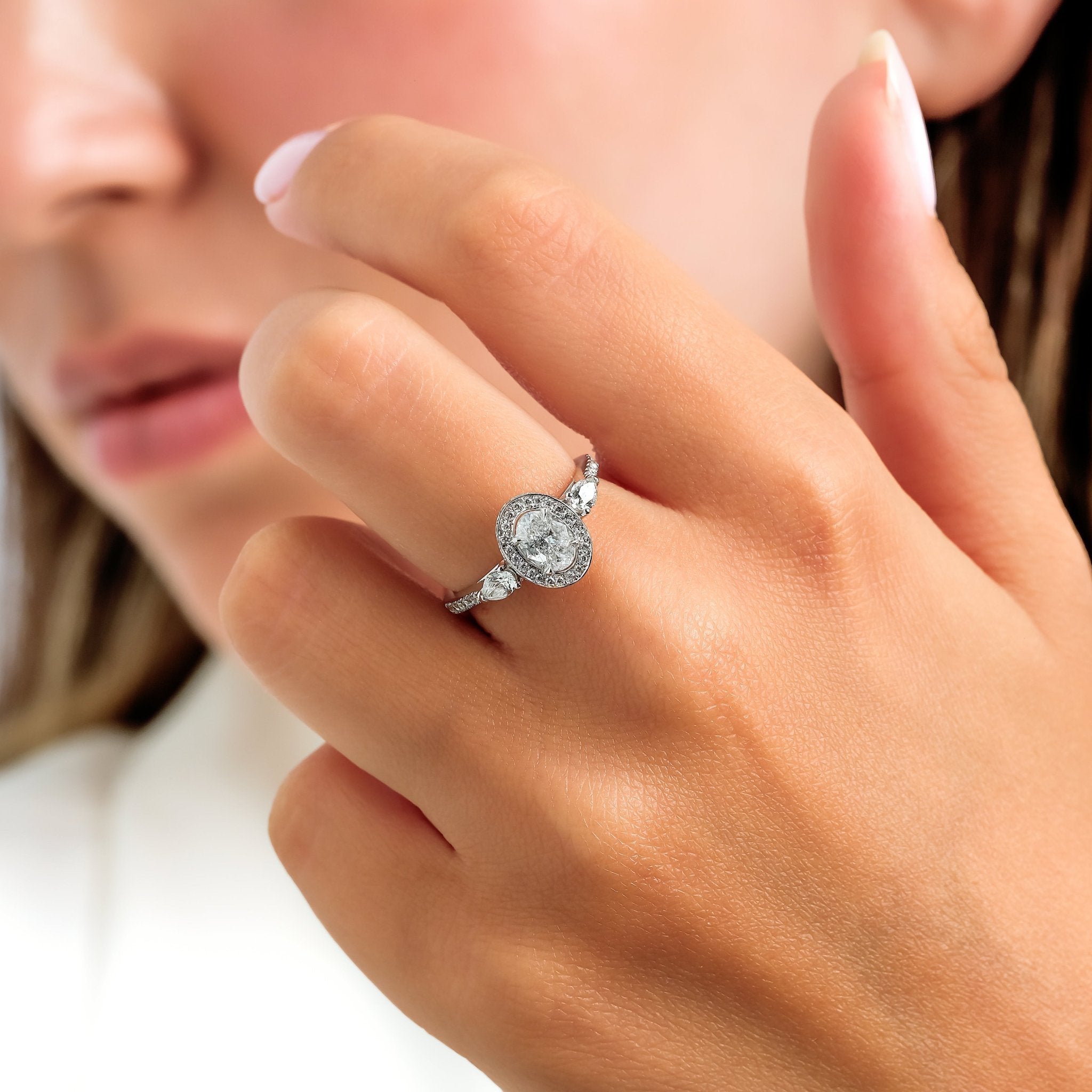 0.75 Karat Oval Merkez & 0.50 Karat Yuvarlak Kesim & 0.20 Karat Damla Kesim Pırlanta GIA/HRD Sertifikalı Özel Tasarım Tektaş Teklif Yüzüğü - RNF0714 | oval | Ronaff Pırlanta | Tektaş Yüzük, Pırlanta Yüzük, Kolye, Küpe