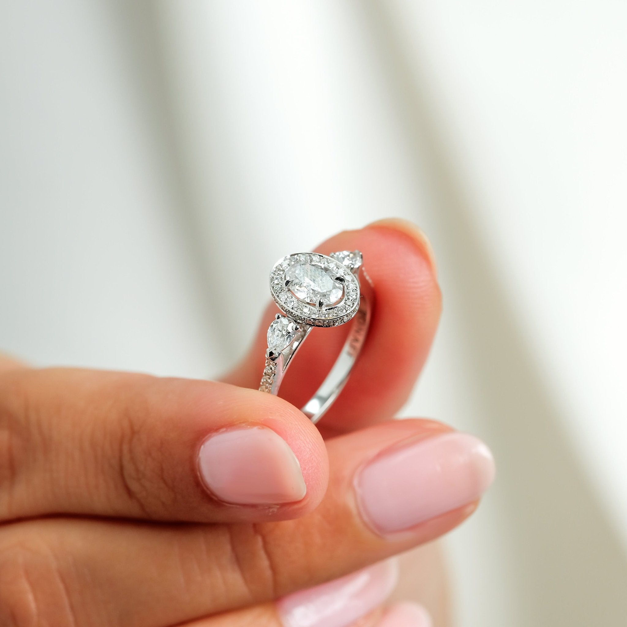 0.75 Karat Oval Merkez & 0.50 Karat Yuvarlak Kesim & 0.20 Karat Damla Kesim Pırlanta GIA/HRD Sertifikalı Özel Tasarım Tektaş Teklif Yüzüğü - RNF0714 | oval | Ronaff Pırlanta | Tektaş Yüzük, Pırlanta Yüzük, Kolye, Küpe