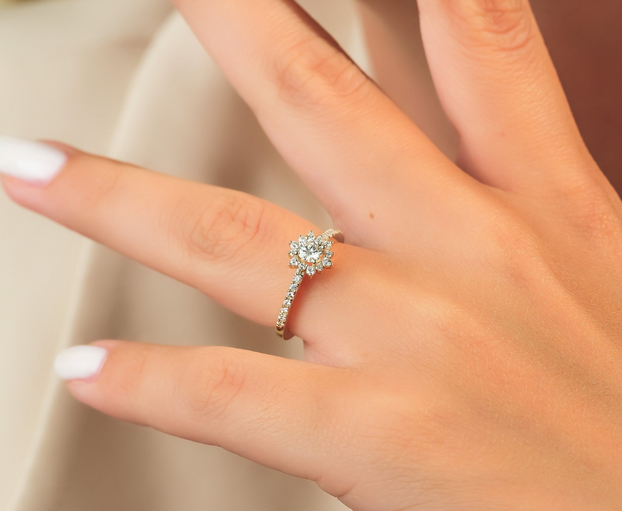 0.25 Karat Merkez & 0.23 Karat Kenar Kar Tanesi Lotus Tektaş Pırlanta Yüzük - RNF0881 | Pırlanta Yüzük | Ronaff Pırlanta | Tektaş Yüzük, Pırlanta Yüzük, Kolye, Küpe