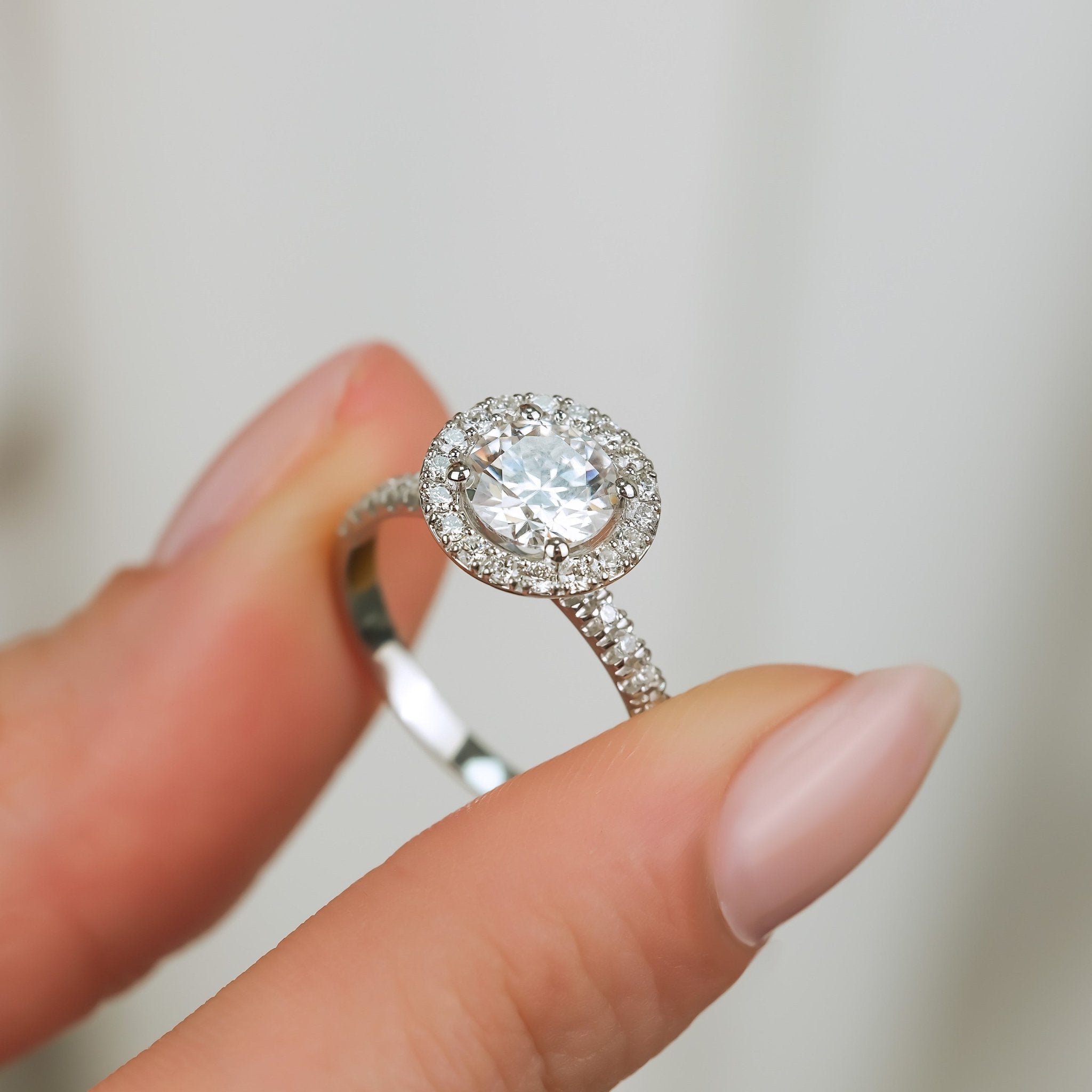 1.51 Karat Merkez Yuvarlak & 0.50 Karat Kenar GIA Sertifikalı Halo Model Tasarım Tektaş Pırlanta Yüzük - RNF0818 | Pırlanta Yüzük | Ronaff Pırlanta | Tektaş Yüzük, Pırlanta Yüzük, Kolye, Küpe