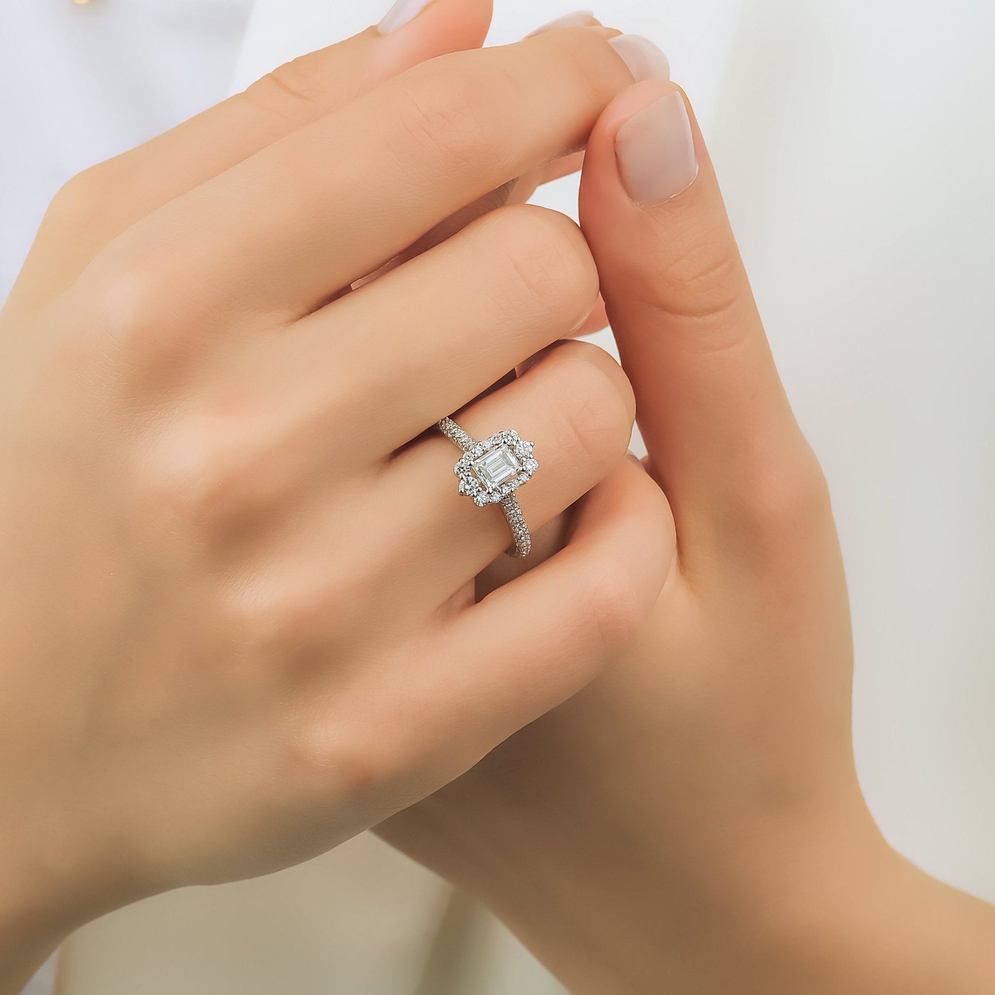 0.54 Karat Emerald & 0.52 Karat Yuvarlak Kesim GIA/HRD Sertifikalı Tektaş Pırlanta Yüzük - RNF0677 | Tektaş Pırlanta | Ronaff Pırlanta | Tektaş Yüzük, Pırlanta Yüzük, Kolye, Küpe