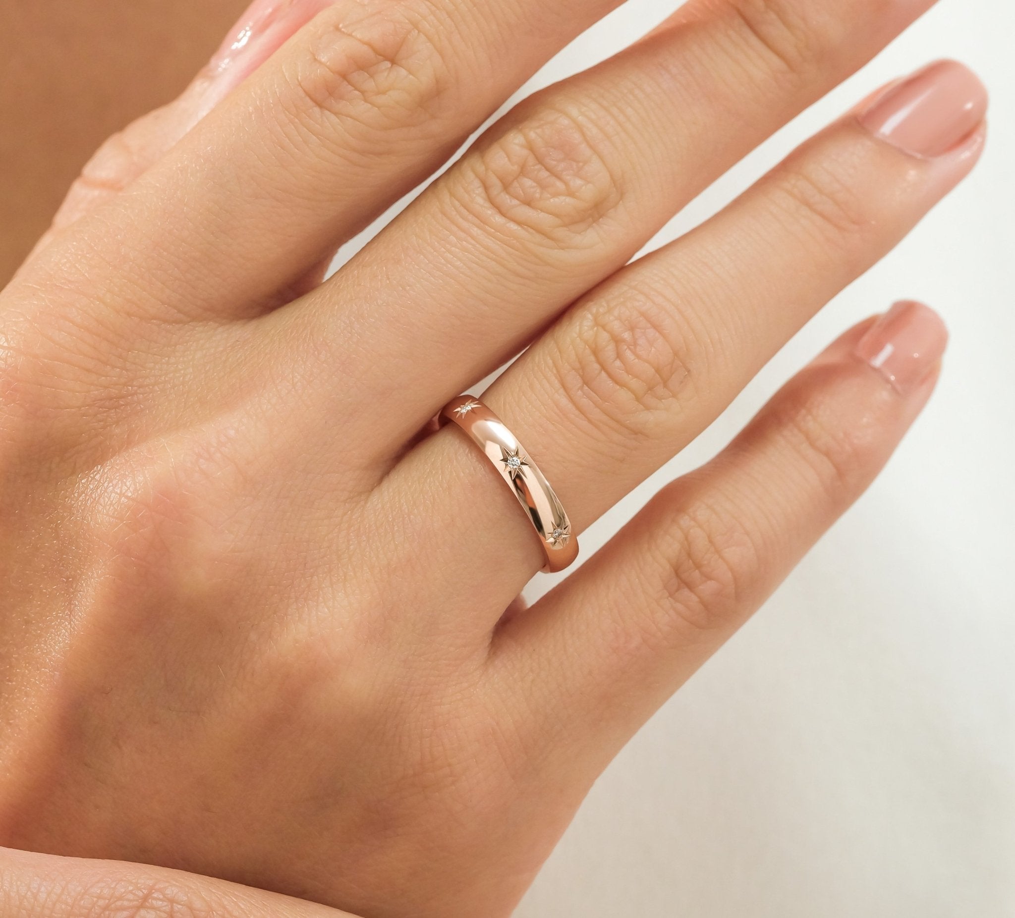 0.08 Karat Yuvarlak Kesim Pırlanta Kutup Yıldızı Desenli Bombeli Alyans - RNF0873 | Tasarım Alyans | Ronaff Pırlanta | Tektaş Yüzük, Pırlanta Yüzük, Kolye, Küpe