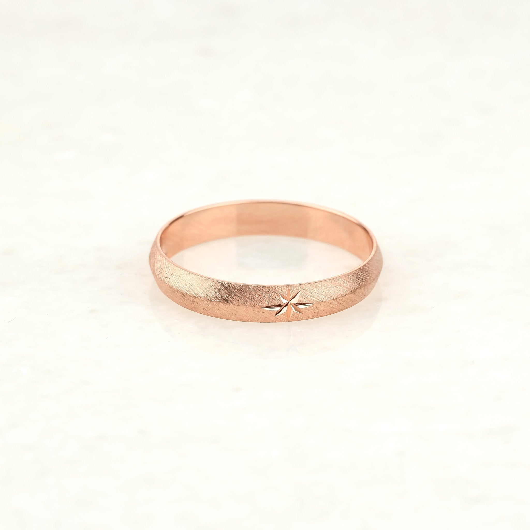 Kutup Yıldızı Desenli Bombeli Alyans - RNF0874 | Alyans | Ronaff Pırlanta | Tektaş Yüzük, Pırlanta Yüzük, Kolye, Küpe