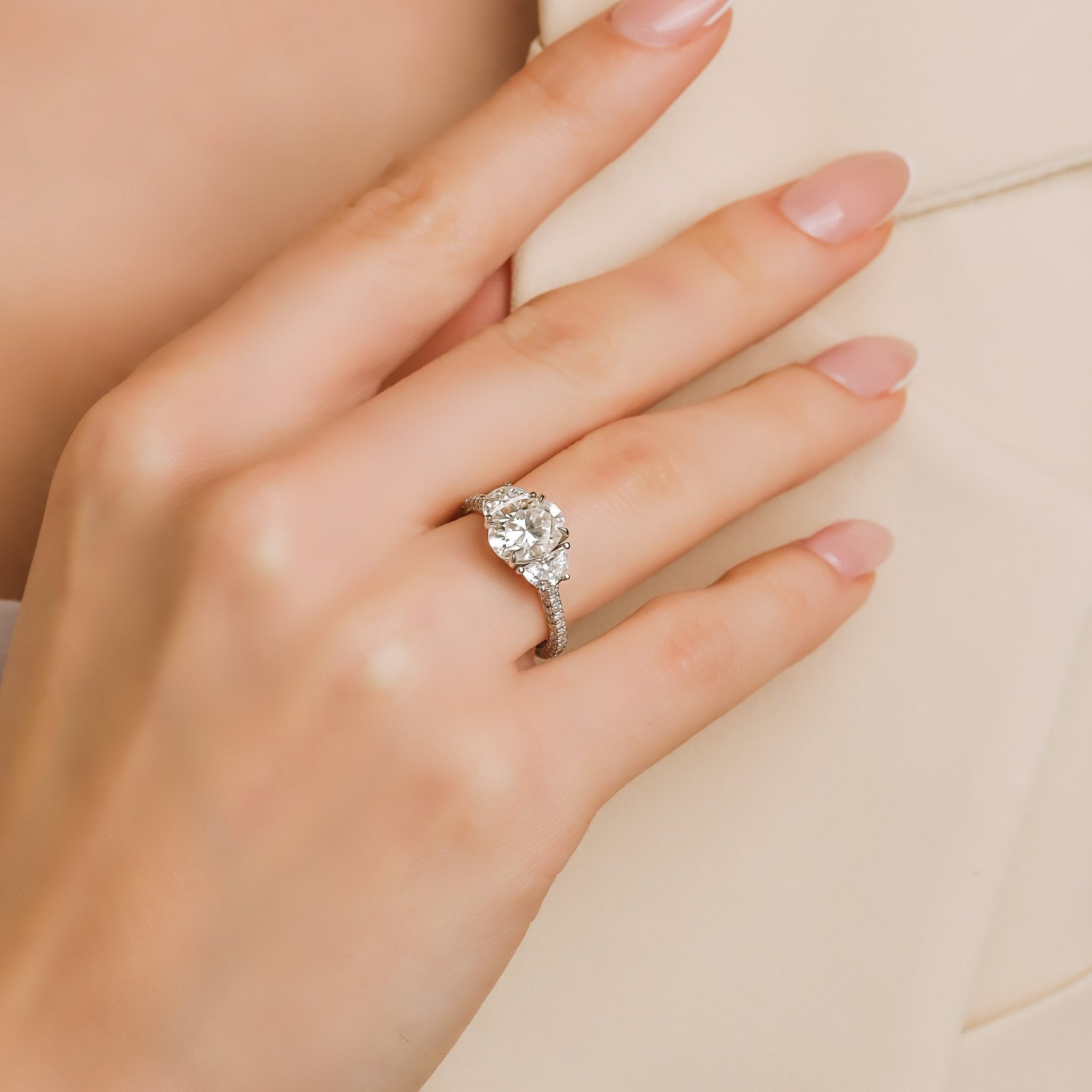 1.50 Karat Oval Merkez & 0.60 Karat Oval Yan & 0.40 Karat Yuvarlak Kenar Pırlanta Tektaş Yüzük - RNF0869 | Tektaş Pırlanta | Ronaff Pırlanta | Tektaş Yüzük, Pırlanta Yüzük, Kolye, Küpe