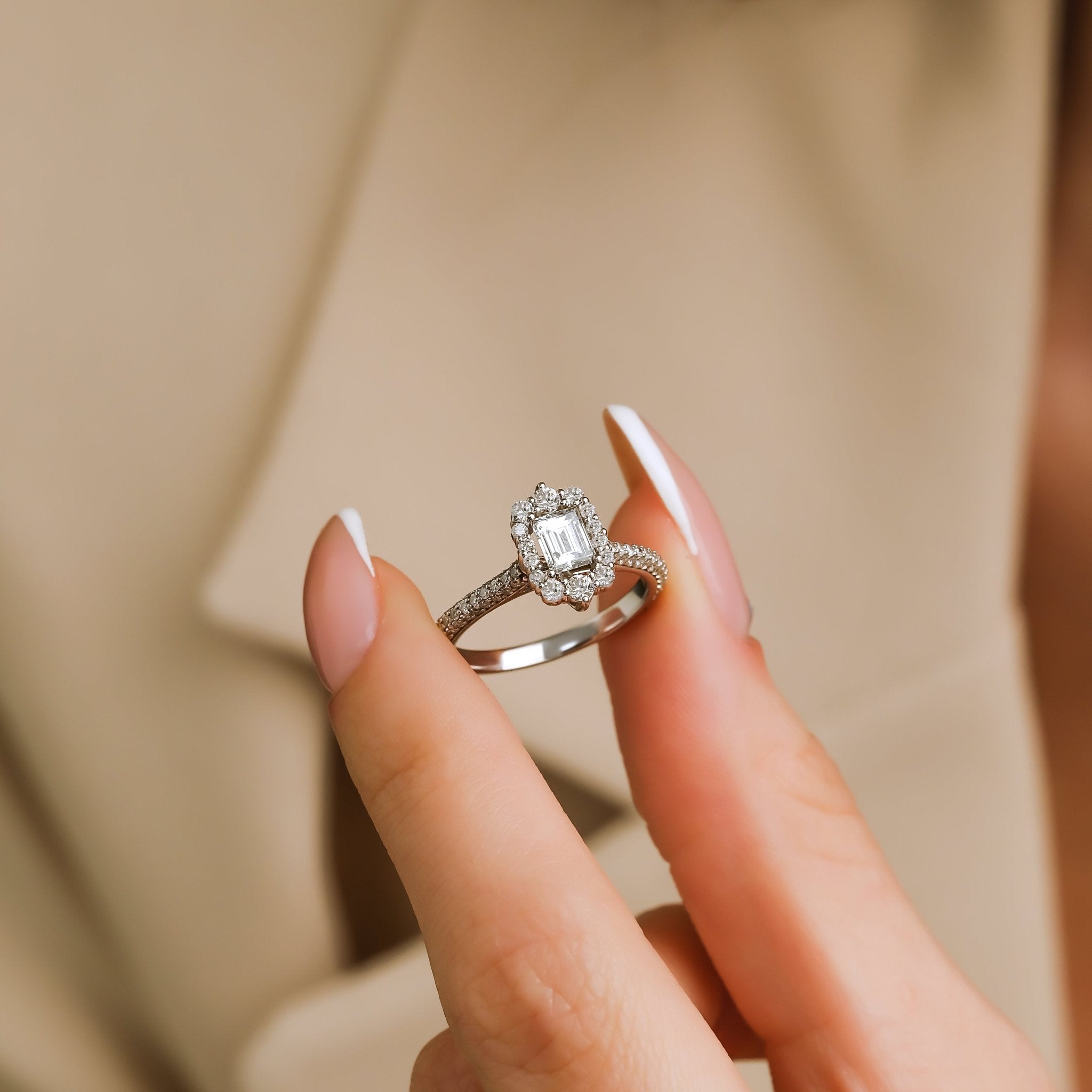 0.50 Karat Emerald & 0.52 Karat Yuvarlak Kesim GIA/HRD Sertifikalı Tektaş Pırlanta Yüzük - RNF0870 | Pırlanta Yüzük | Ronaff Pırlanta | Tektaş Yüzük, Pırlanta Yüzük, Kolye, Küpe