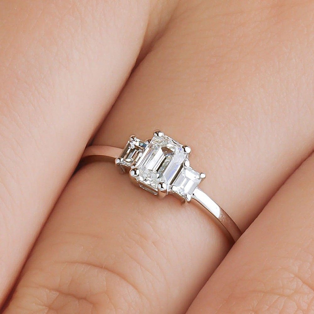 0.40 Karat Emerald Kesim Tektaş & 0.10 Karat x2 Baget Kesim Üçtaş Tria HRD Pırlanta Yüzük - RNF0111 | Tektaş Pırlanta | Ronaff Pırlanta | Tektaş Yüzük, Pırlanta Yüzük, Kolye, Küpe