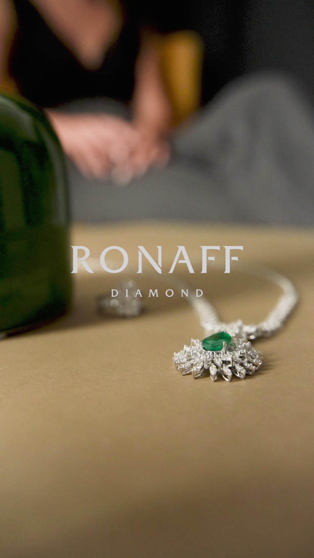 14 Ayar Beyaz Altın 4.67 Karat Pırlantalı Damla Kesim Zümrüt Kolye